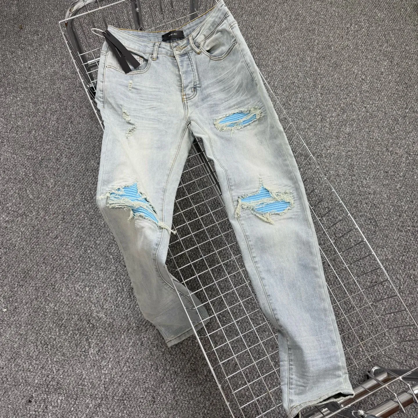 P260 Style No.: H64 AMIRI & AMIRI new jeans linhchuan leather logo washed holes pattern denim shorts with elastic denim trousers, same style for men and women. Accessories: complete accessories, all in original packaging, two hang tags to distinguish the low-end version. The hardware is standard to the authentic original version with logo aluminum alloy buckle, and every detail is superior to any version on the market. Fabric: Genuine pattern-making and standard genuine custom-made imported fabrics using unique washing and dyeing methods, and individually hand-painted - hand-painted ripped micro-elastic jeans Color: blue blue leather Size: 30 32 34 36