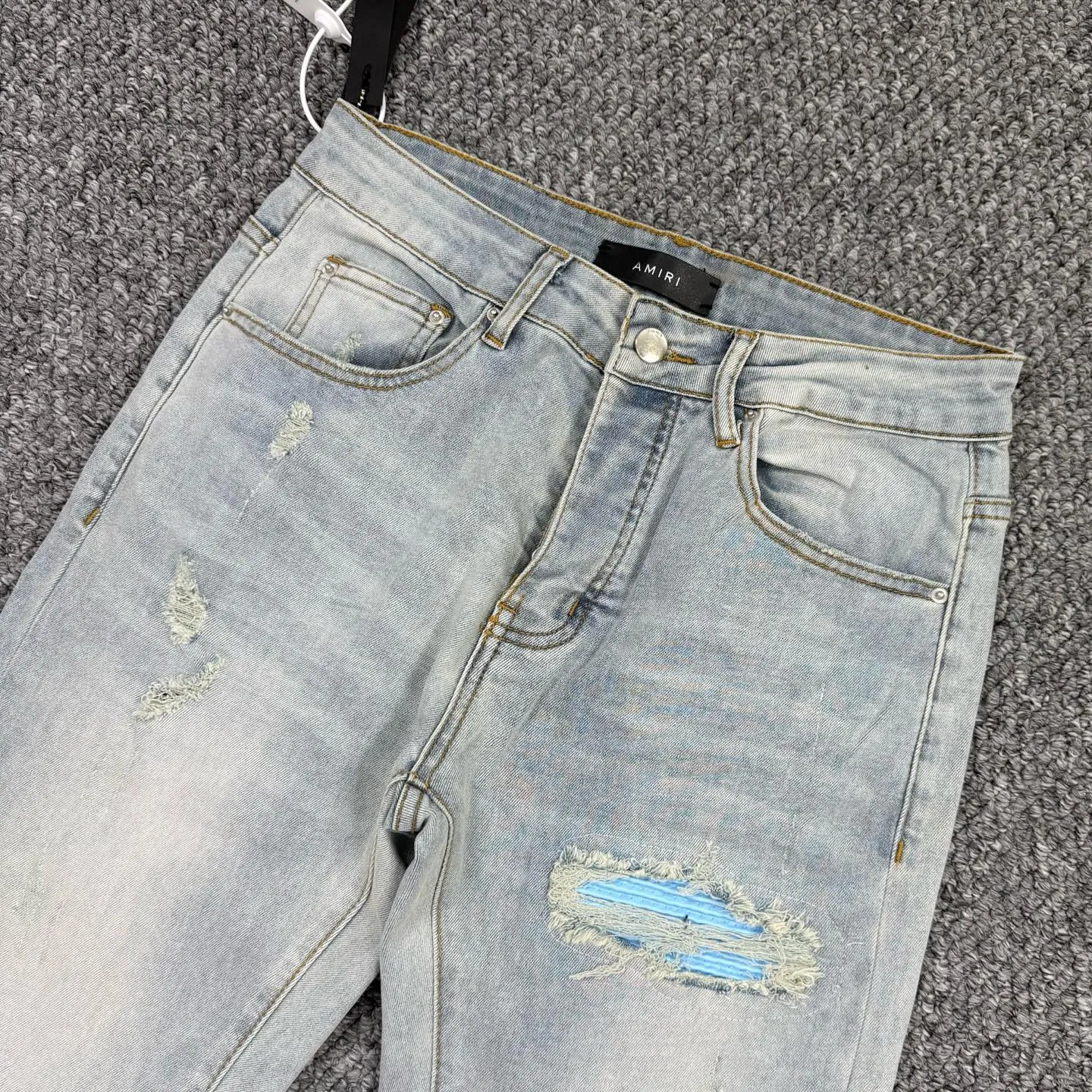 P260 Style No.: H64 AMIRI & AMIRI new jeans linhchuan leather logo washed holes pattern denim shorts with elastic denim trousers, same style for men and women. Accessories: complete accessories, all in original packaging, two hang tags to distinguish the low-end version. The hardware is standard to the authentic original version with logo aluminum alloy buckle, and every detail is superior to any version on the market. Fabric: Genuine pattern-making and standard genuine custom-made imported fabrics using unique washing and dyeing methods, and individually hand-painted - hand-painted ripped micro-elastic jeans Color: blue blue leather Size: 30 32 34 36