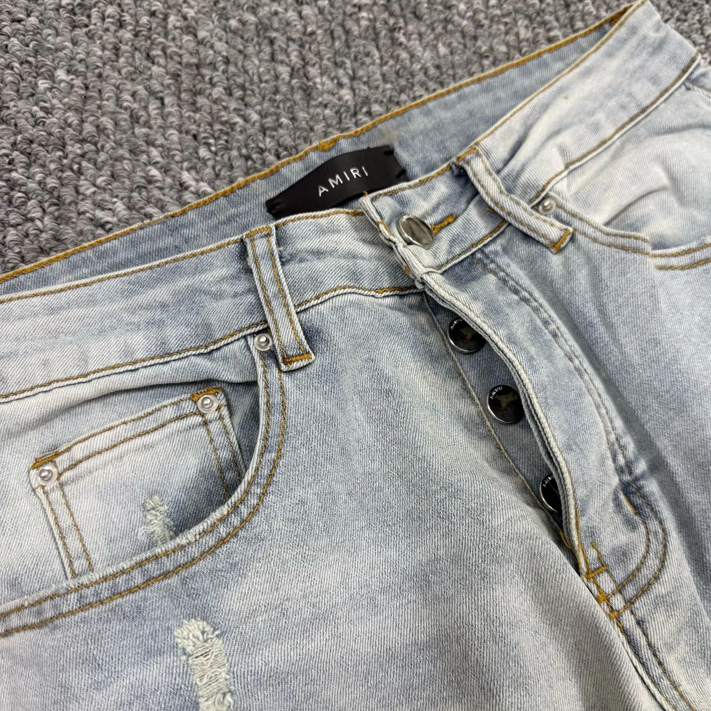 P260 Style No.: H64 AMIRI & AMIRI new jeans linhchuan leather logo washed holes pattern denim shorts with elastic denim trousers, same style for men and women. Accessories: complete accessories, all in original packaging, two hang tags to distinguish the low-end version. The hardware is standard to the authentic original version with logo aluminum alloy buckle, and every detail is superior to any version on the market. Fabric: Genuine pattern-making and standard genuine custom-made imported fabrics using unique washing and dyeing methods, and individually hand-painted - hand-painted ripped micro-elastic jeans Color: blue blue leather Size: 30 32 34 36