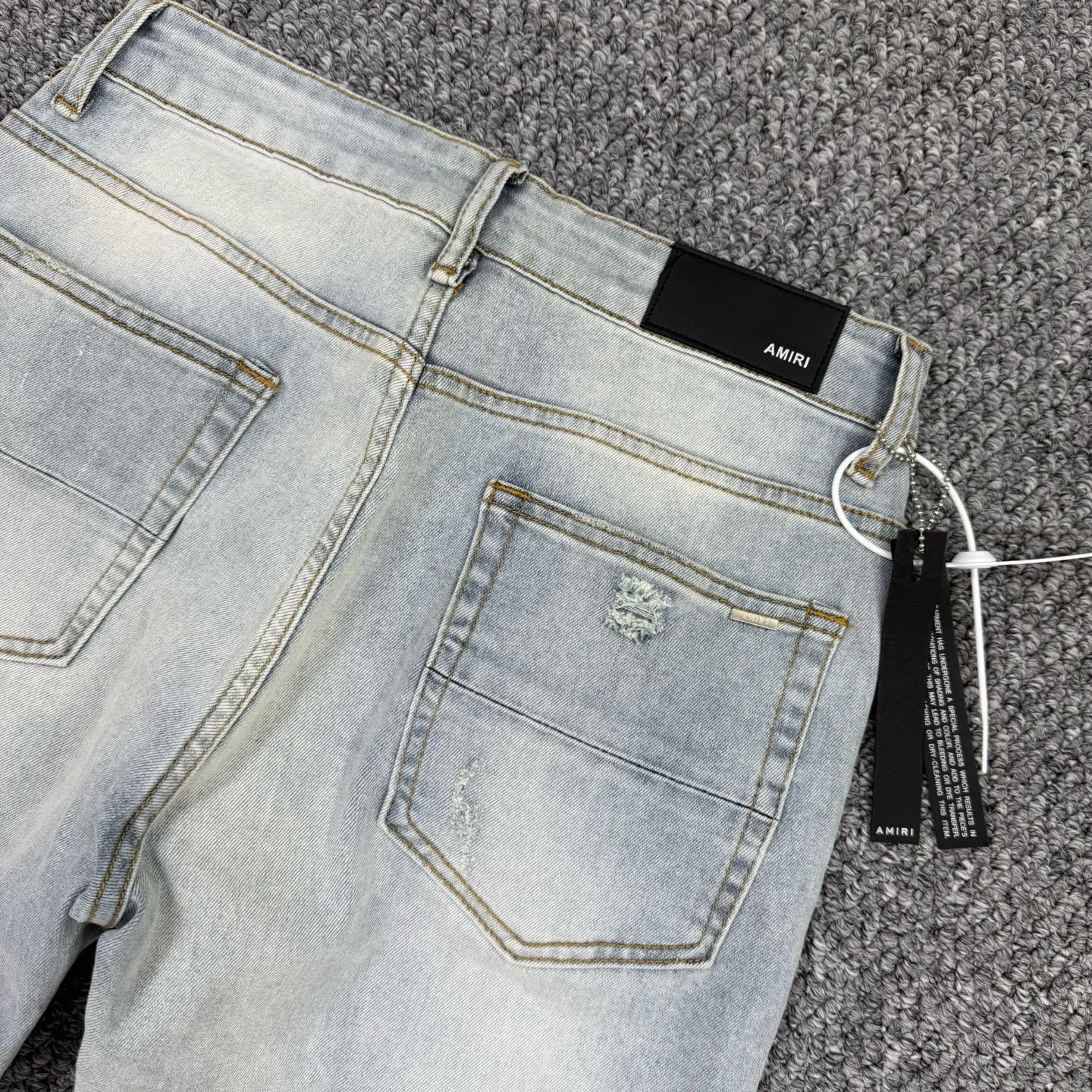 P260 Style No.: H64 AMIRI & AMIRI new jeans linhchuan leather logo washed holes pattern denim shorts with elastic denim trousers, same style for men and women. Accessories: complete accessories, all in original packaging, two hang tags to distinguish the low-end version. The hardware is standard to the authentic original version with logo aluminum alloy buckle, and every detail is superior to any version on the market. Fabric: Genuine pattern-making and standard genuine custom-made imported fabrics using unique washing and dyeing methods, and individually hand-painted - hand-painted ripped micro-elastic jeans Color: blue blue leather Size: 30 32 34 36