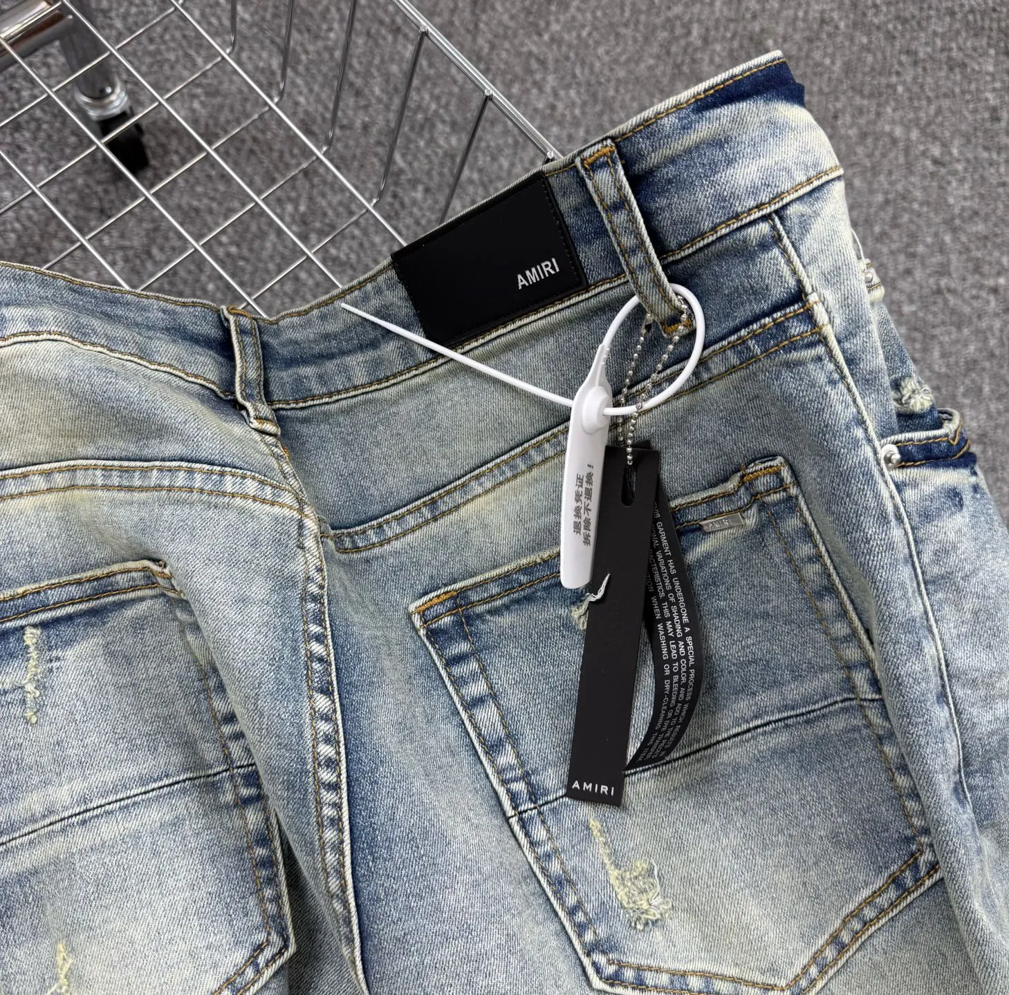 P260 Style No.: H64 AMIRI & AMIRI new jeans linhchuan leather logo washed holes pattern denim shorts with elastic denim trousers, same style for men and women. Accessories: complete accessories, all in original packaging, two hang tags to distinguish the low-end version. The hardware is standard to the authentic original version with logo aluminum alloy buckle, and every detail is superior to any version on the market. Fabric: Genuine pattern-making and standard genuine custom-made imported fabrics using unique washing and dyeing methods, and individually hand-painted - hand-painted ripped micro-elastic jeans Color: blue blue leather Size: 30 32 34 36