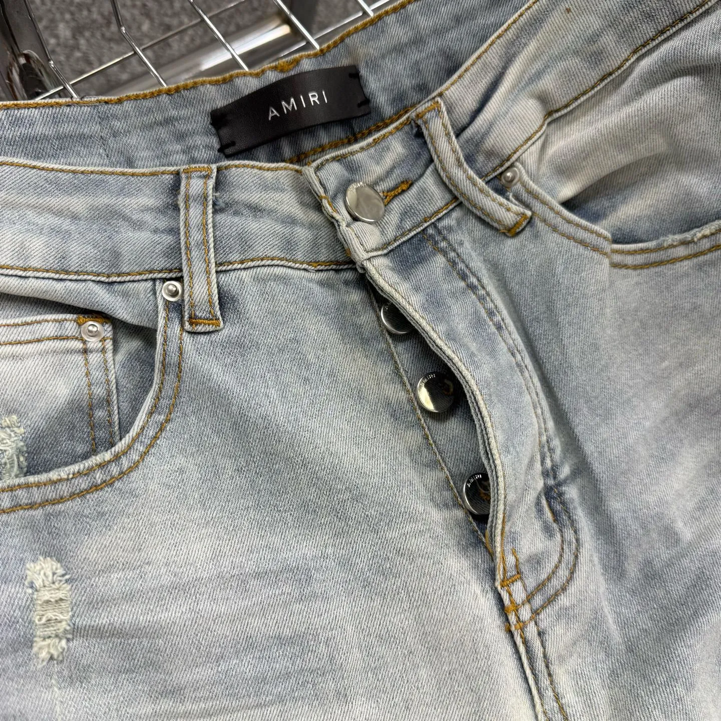 P260 Style No.: H64 AMIRI & AMIRI new jeans linhchuan leather logo washed holes pattern denim shorts with elastic denim trousers, same style for men and women. Accessories: complete accessories, all in original packaging, two hang tags to distinguish the low-end version. The hardware is standard to the authentic original version with logo aluminum alloy buckle, and every detail is superior to any version on the market. Fabric: Genuine pattern-making and standard genuine custom-made imported fabrics using unique washing and dyeing methods, and individually hand-painted - hand-painted ripped micro-elastic jeans Color: blue blue leather Size: 30 32 34 36