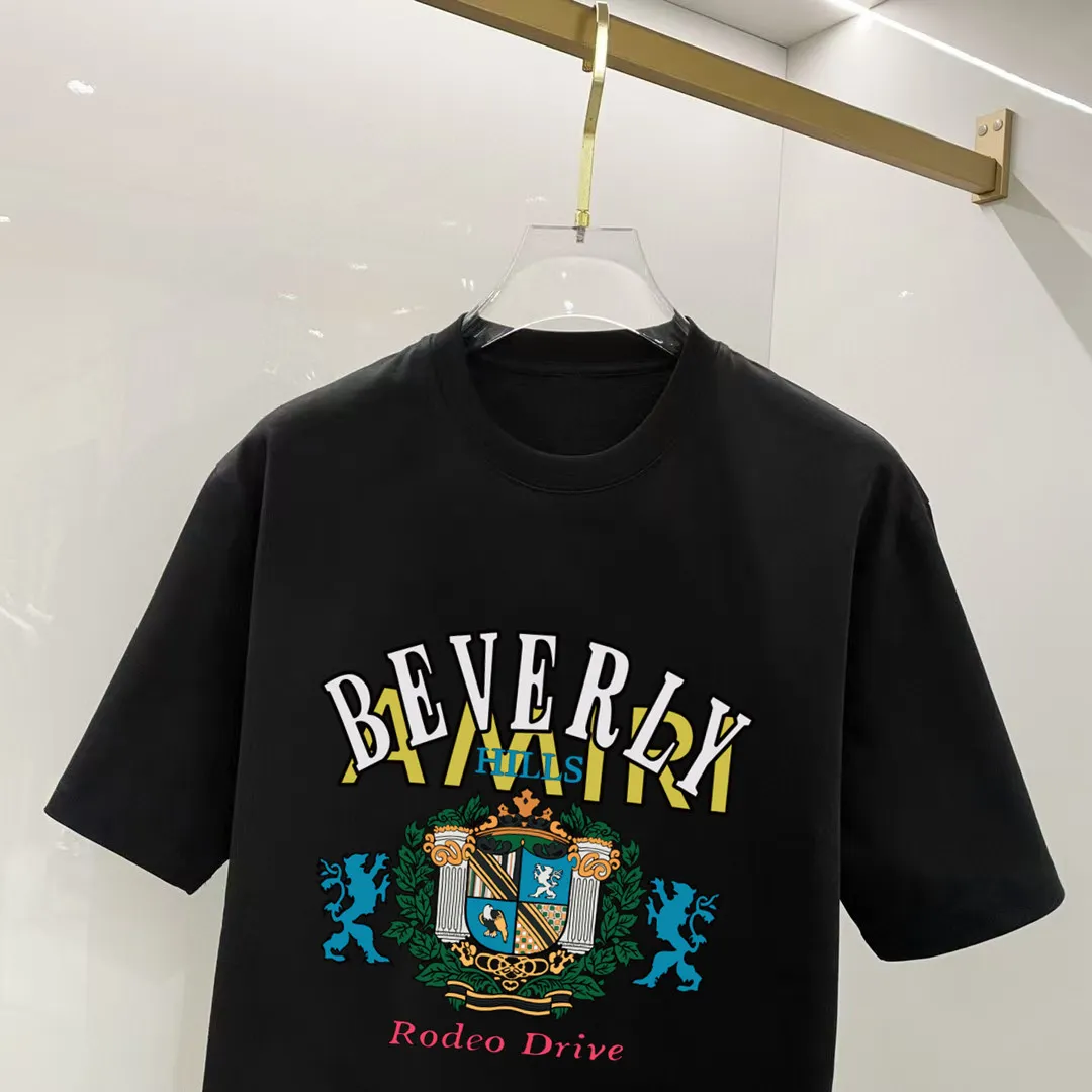 P140 AMIRI# 2025 spring and summer new style debut counter, the latest short-sleeved round neck T-shirt, high-end custom design, avant-garde and fashionable! The brand logo is designed with heavy craftsmanship. High-end customized 250g Xinjiang long-staple cotton fabric. Soft to the touch. Comfortable to wear. Exquisite stitching at the counter level. Fine workmanship. The upper body effect is incomparably handsome! A must-have item for a stylish man! Color: black. White! Size: S M L