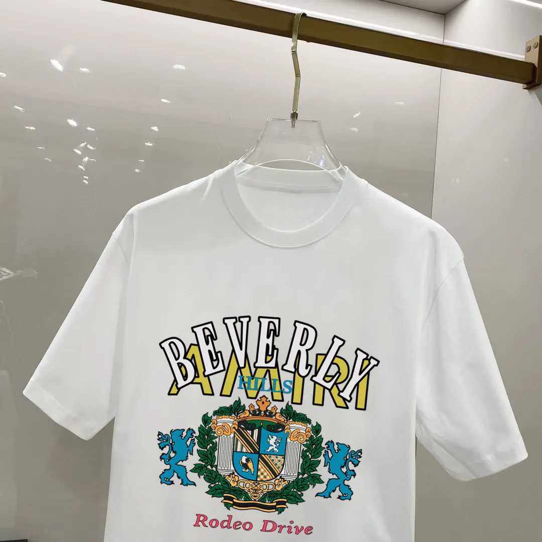 P140 AMIRI# 2025 spring and summer new style debut counter, the latest short-sleeved round neck T-shirt, high-end custom design, avant-garde and fashionable! The brand logo is designed with heavy craftsmanship. High-end customized 250g Xinjiang long-staple cotton fabric. Soft to the touch. Comfortable to wear. Exquisite stitching at the counter level. Fine workmanship. The upper body effect is incomparably handsome! A must-have item for a stylish man! Color: black. White! Size: S M L