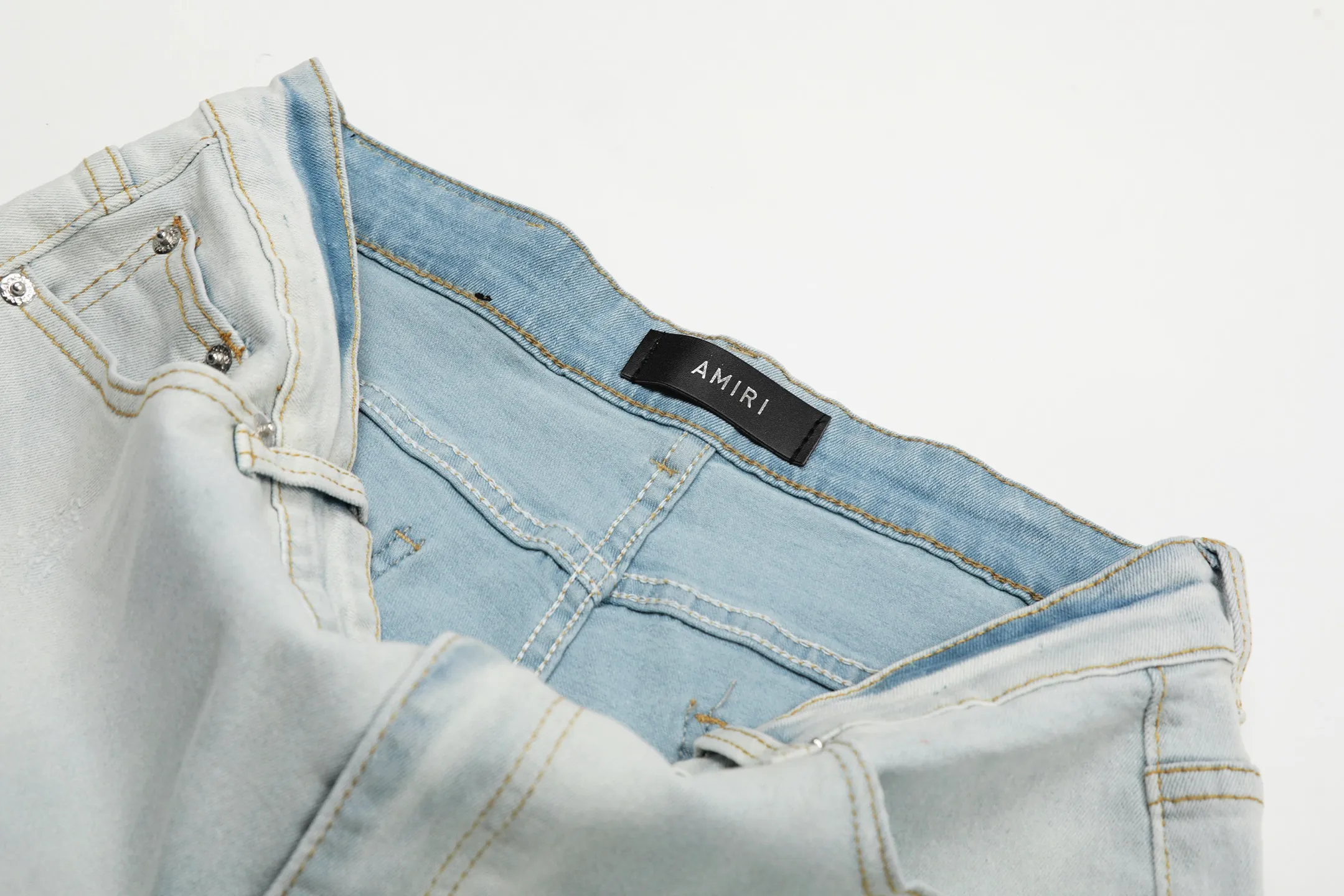 ￼#M16 P168💰 AMIRI patch embroidery jeans trousers AMIRI high street basic ripped tight elastic jeans trousers amiri brand jeans break the production process and cutting of the original jeans, the fabrics are softer and more comfortable Hand-sewn collar label Customized logo buttons Genuine leather tag Color: Picture color Size: 30-32-34-36