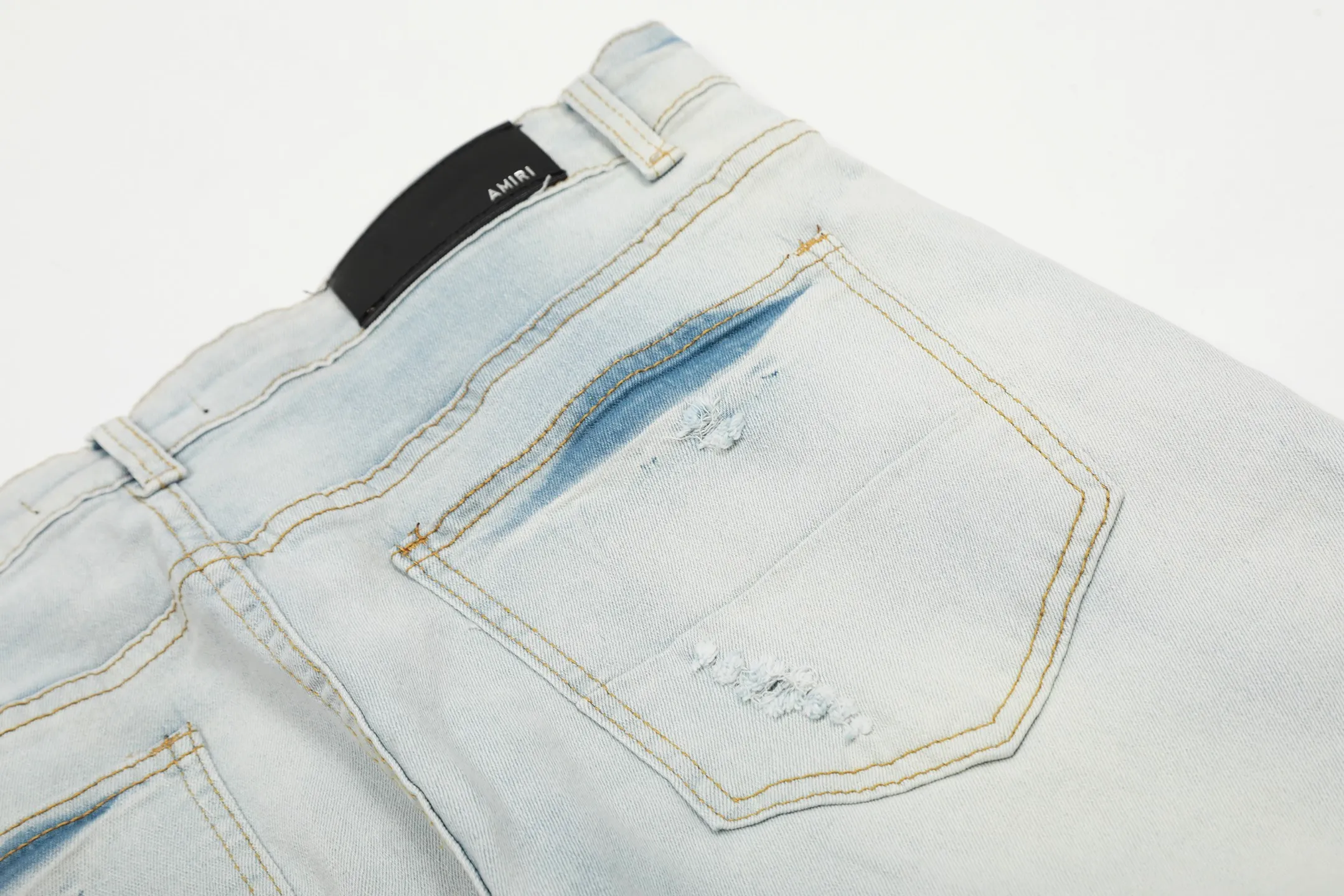 ￼#M16 P168💰 AMIRI patch embroidery jeans trousers AMIRI high street basic ripped tight elastic jeans trousers amiri brand jeans break the production process and cutting of the original jeans, the fabrics are softer and more comfortable Hand-sewn collar label Customized logo buttons Genuine leather tag Color: Picture color Size: 30-32-34-36