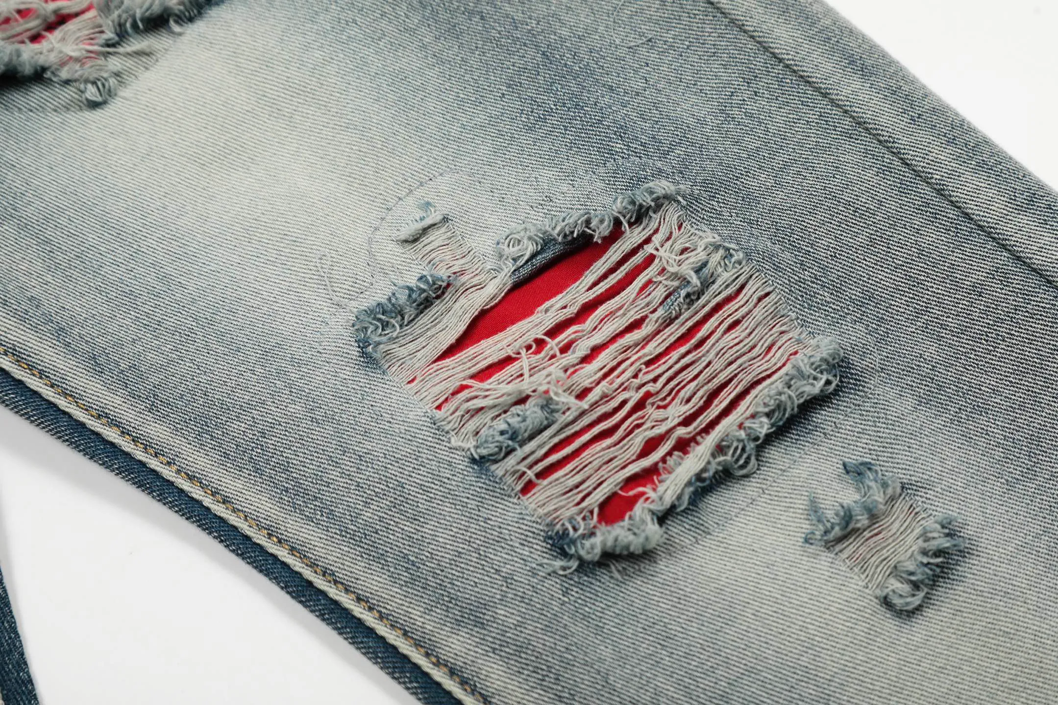 #M30 P168💰 Amiri classic embroidered patched leather ripped letter skinny jeans. Slim skinny jeans. Produced by a major washed factory. Full of high-end feel. Knee part destroyed design with patchwork design. Already used as facade design. Leather waist nameplate. The focus of this style is not on washing, but on the destroyed shape and version. The secret lies in the craftsmanship of the master. The cost of post-processing, grinding, cutting, etc. is far beyond the cost of assembly line products. Color: Picture color Size: 30-32-34-36