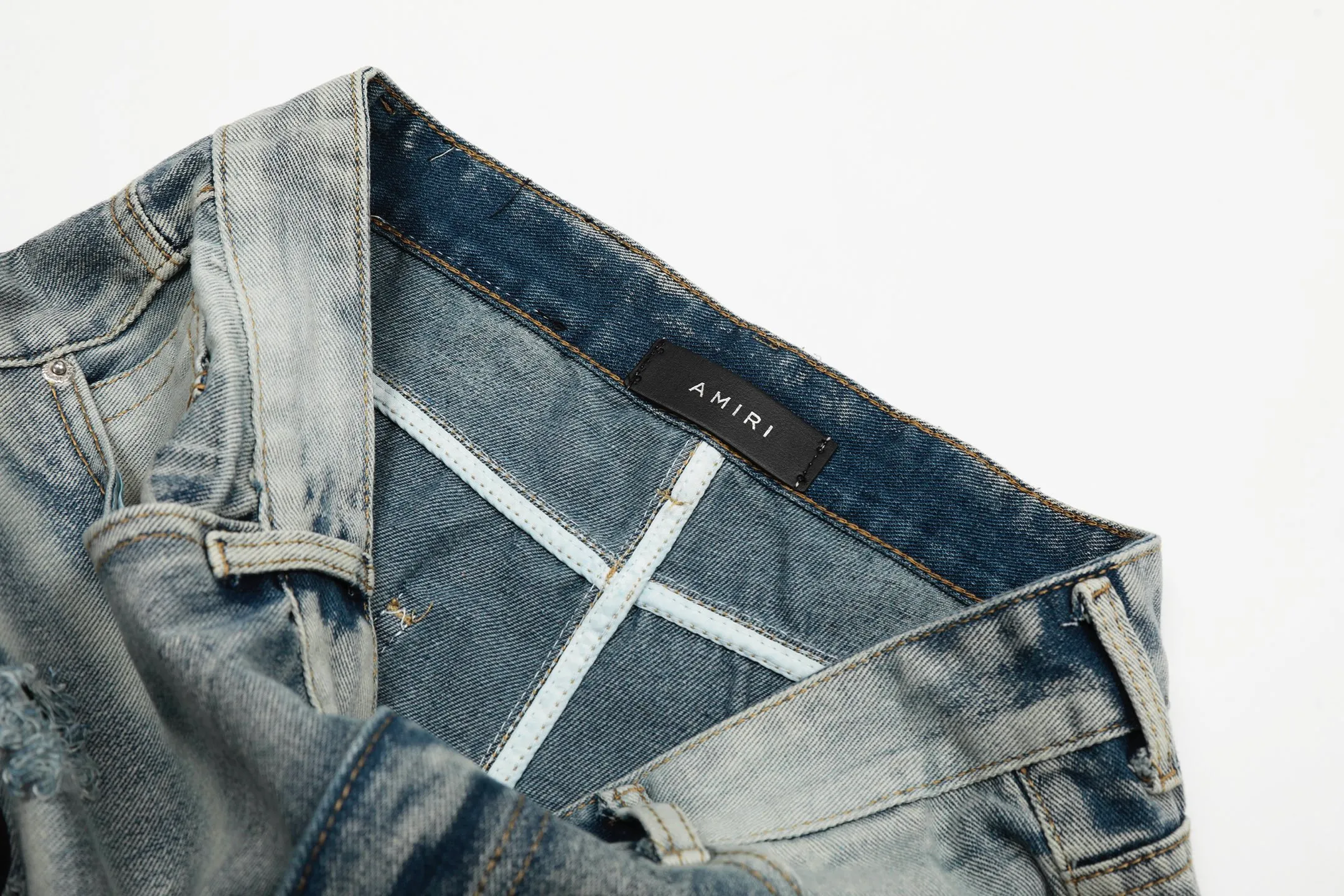 #M30 P168💰 Amiri classic embroidered patched leather ripped letter skinny jeans. Slim skinny jeans. Produced by a major washed factory. Full of high-end feel. Knee part destroyed design with patchwork design. Already used as facade design. Leather waist nameplate. The focus of this style is not on washing, but on the destroyed shape and version. The secret lies in the craftsmanship of the master. The cost of post-processing, grinding, cutting, etc. is far beyond the cost of assembly line products. Color: Picture color Size: 30-32-34-36