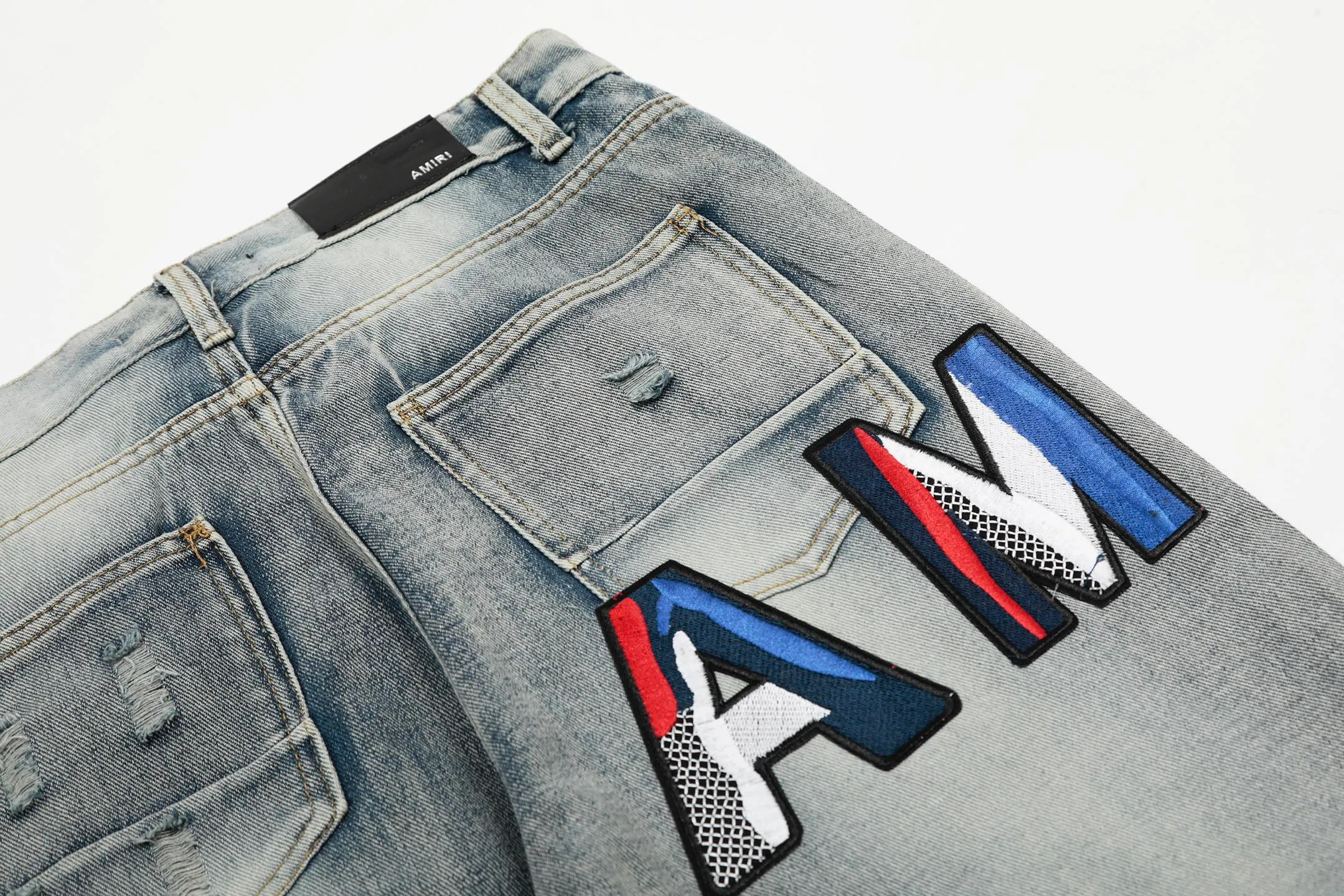 #M30 P168💰 Amiri classic embroidered patched leather ripped letter skinny jeans. Slim skinny jeans. Produced by a major washed factory. Full of high-end feel. Knee part destroyed design with patchwork design. Already used as facade design. Leather waist nameplate. The focus of this style is not on washing, but on the destroyed shape and version. The secret lies in the craftsmanship of the master. The cost of post-processing, grinding, cutting, etc. is far beyond the cost of assembly line products. Color: Picture color Size: 30-32-34-36