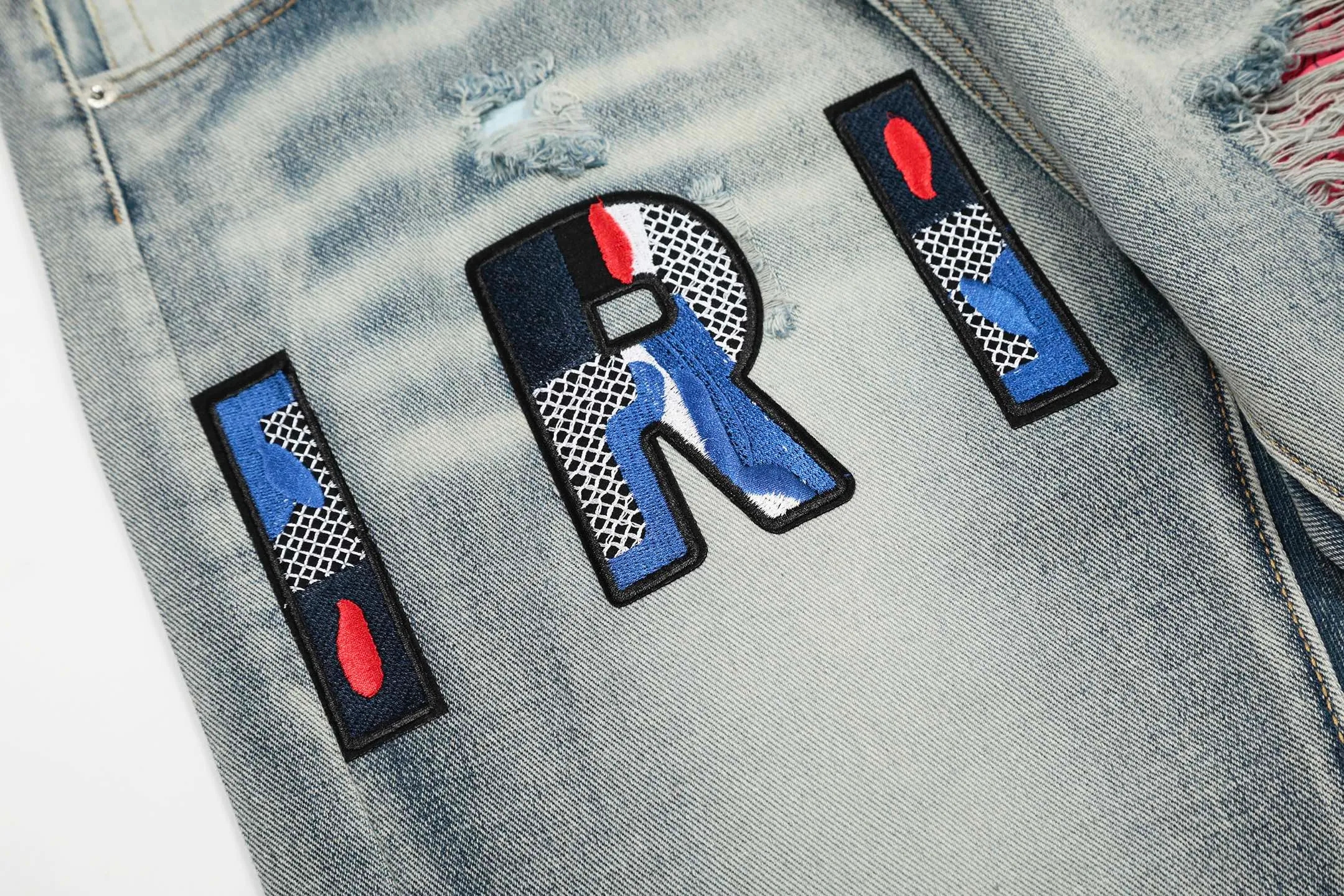 #M30 P168💰 Amiri classic embroidered patched leather ripped letter skinny jeans. Slim skinny jeans. Produced by a major washed factory. Full of high-end feel. Knee part destroyed design with patchwork design. Already used as facade design. Leather waist nameplate. The focus of this style is not on washing, but on the destroyed shape and version. The secret lies in the craftsmanship of the master. The cost of post-processing, grinding, cutting, etc. is far beyond the cost of assembly line products. Color: Picture color Size: 30-32-34-36