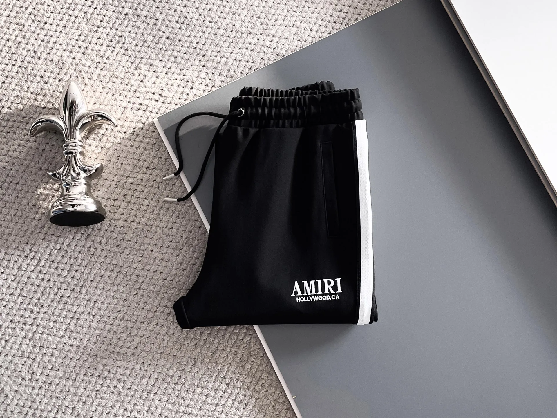 P620 🌸🌸🌸🌸🌸 Amiri 2025 autumn and winter new casual suit! My favorite is simple and elegant, one of the most popular brands of the year, clean and neat tailoring, full of urban style. Exclusive top-quality customized fabrics are available. It feels soft and dry, and the upper body effect is crisp and stylish. The three-dimensional cutting process and the pattern are of high standards. You will feel good when you wear them. There are so many top-quality raw materials. You don’t have to think about how to match it, it has a strong upper body feel, it is definitely at the forefront of fashion, and it is very comfortable to wear. There is no need to say much about the style and cut of the pants, it can be easily done in one set! Customized fabrics provided by customers, smooth to the touch and full of texture on the upper body! The overall design is simple and elegant without losing style, creating a high-end product with unparalleled value. The upper body effect is super nice! Color: Picture color, complete with three standards Size: M, L, xL, xxL, xxxL