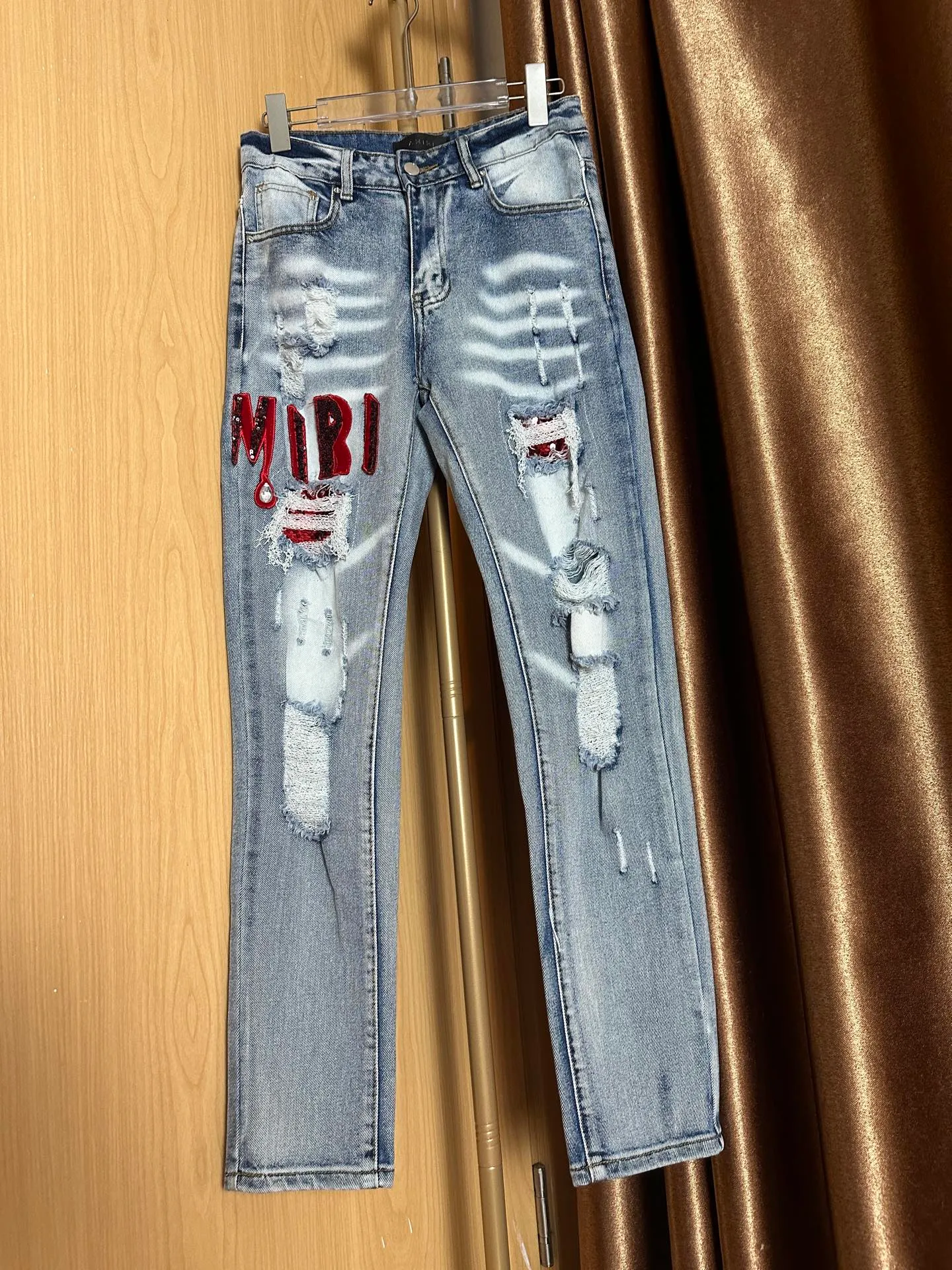 P210 💰 AMIRI's new water-distressed destroyed letters logo embroidered high street narrow-leg jeans AMI sequin embroidered slim-leg jeans Color: light gray Size: S M L xL