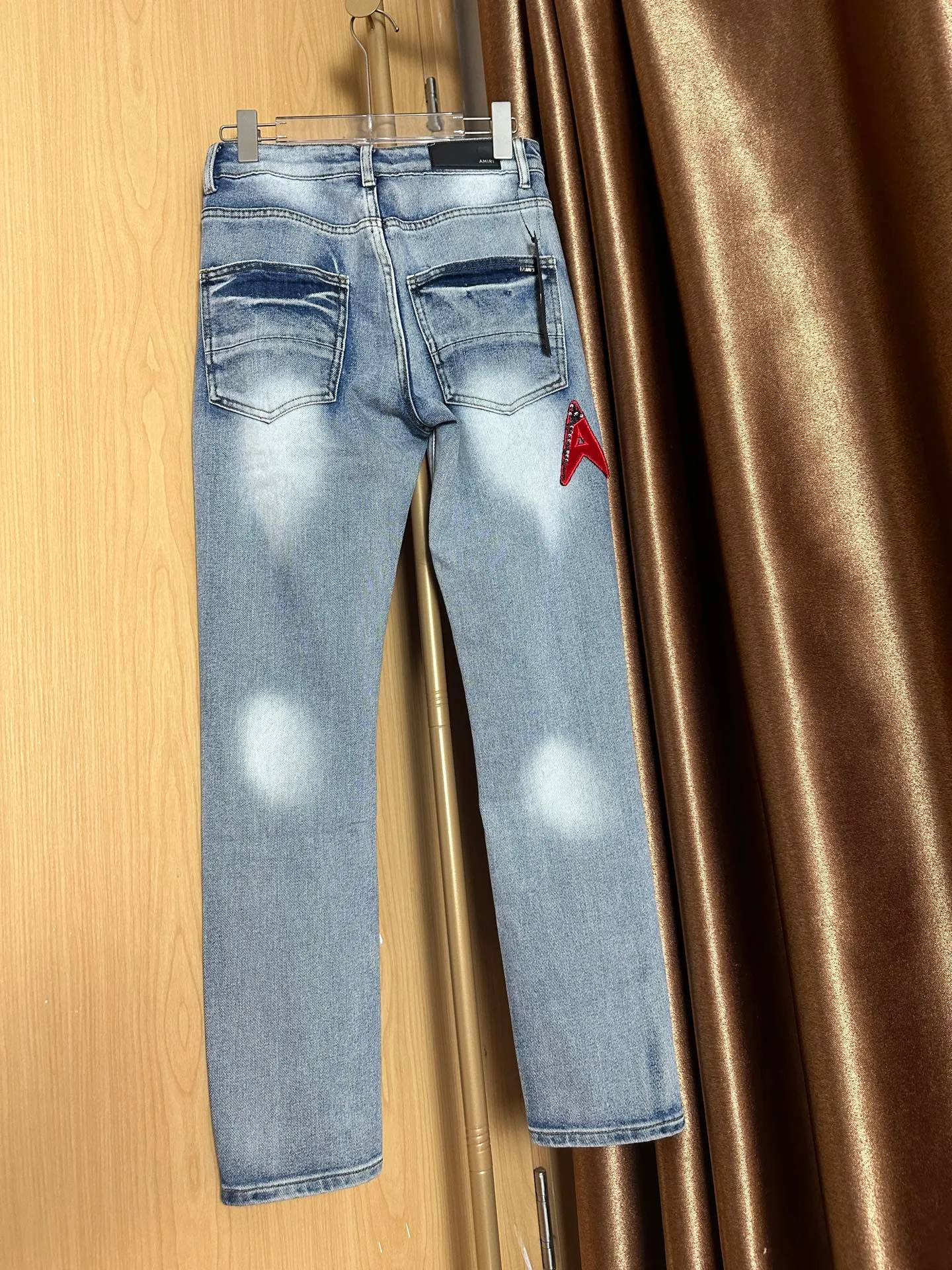 P210 💰 AMIRI's new water-distressed destroyed letters logo embroidered high street narrow-leg jeans AMI sequin embroidered slim-leg jeans Color: light gray Size: S M L xL