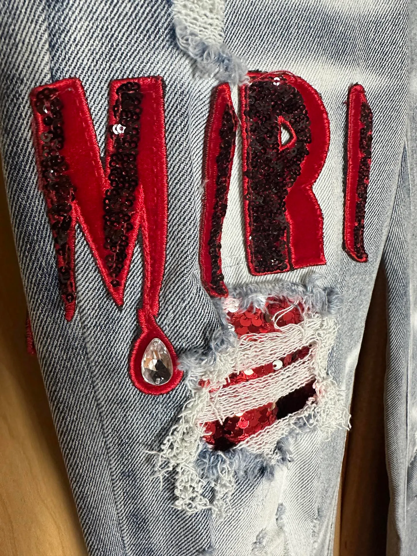 P210 💰 AMIRI's new water-distressed destroyed letters logo embroidered high street narrow-leg jeans AMI sequin embroidered slim-leg jeans Color: light gray Size: S M L xL