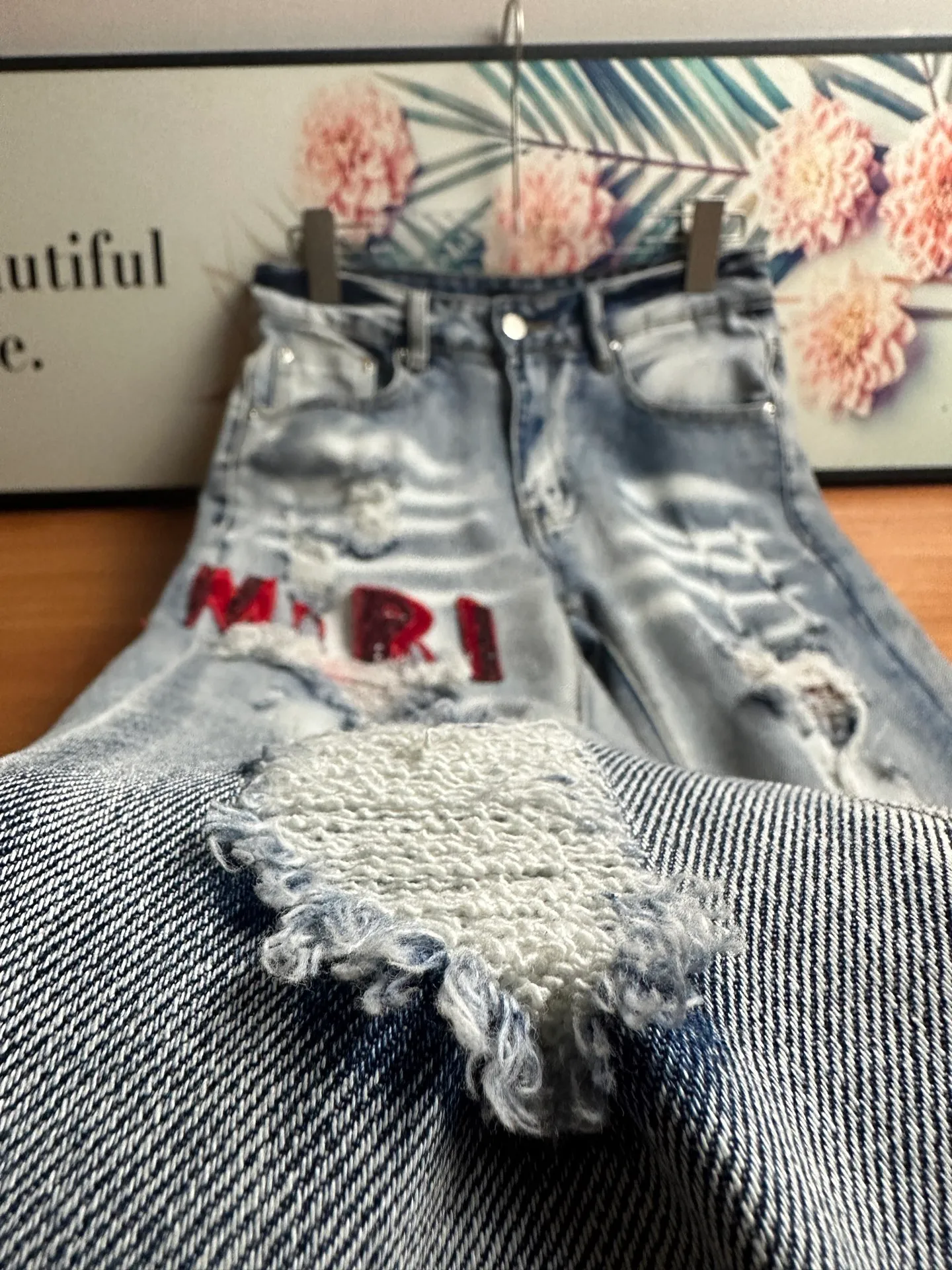 P210 💰 AMIRI's new water-distressed destroyed letters logo embroidered high street narrow-leg jeans AMI sequin embroidered slim-leg jeans Color: light gray Size: S M L xL