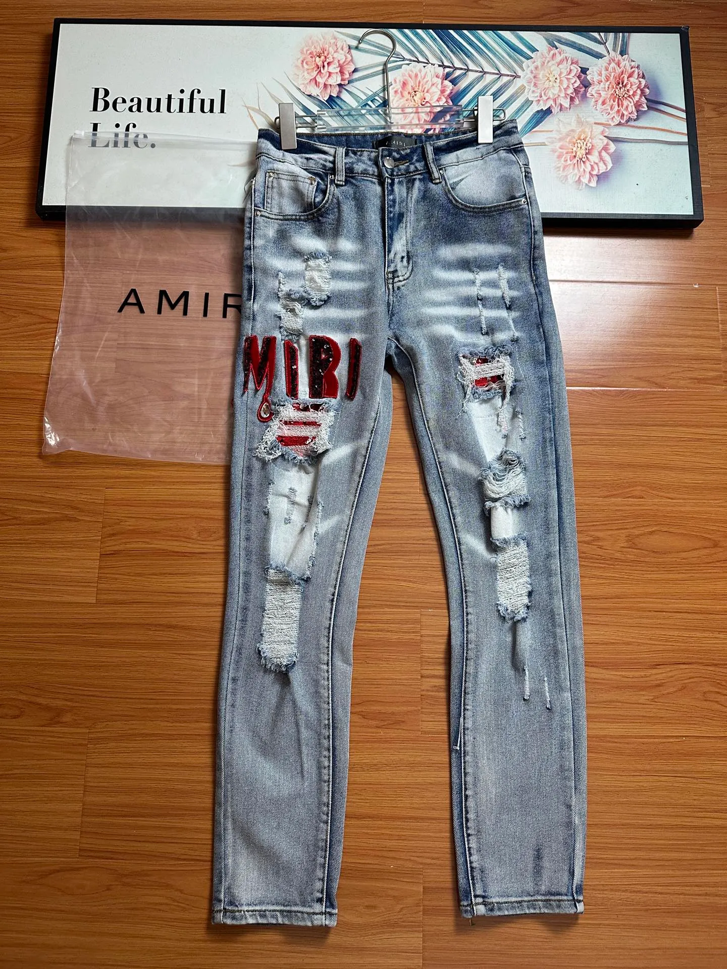 P210 💰 AMIRI's new water-distressed destroyed letters logo embroidered high street narrow-leg jeans AMI sequin embroidered slim-leg jeans Color: light gray Size: S M L xL