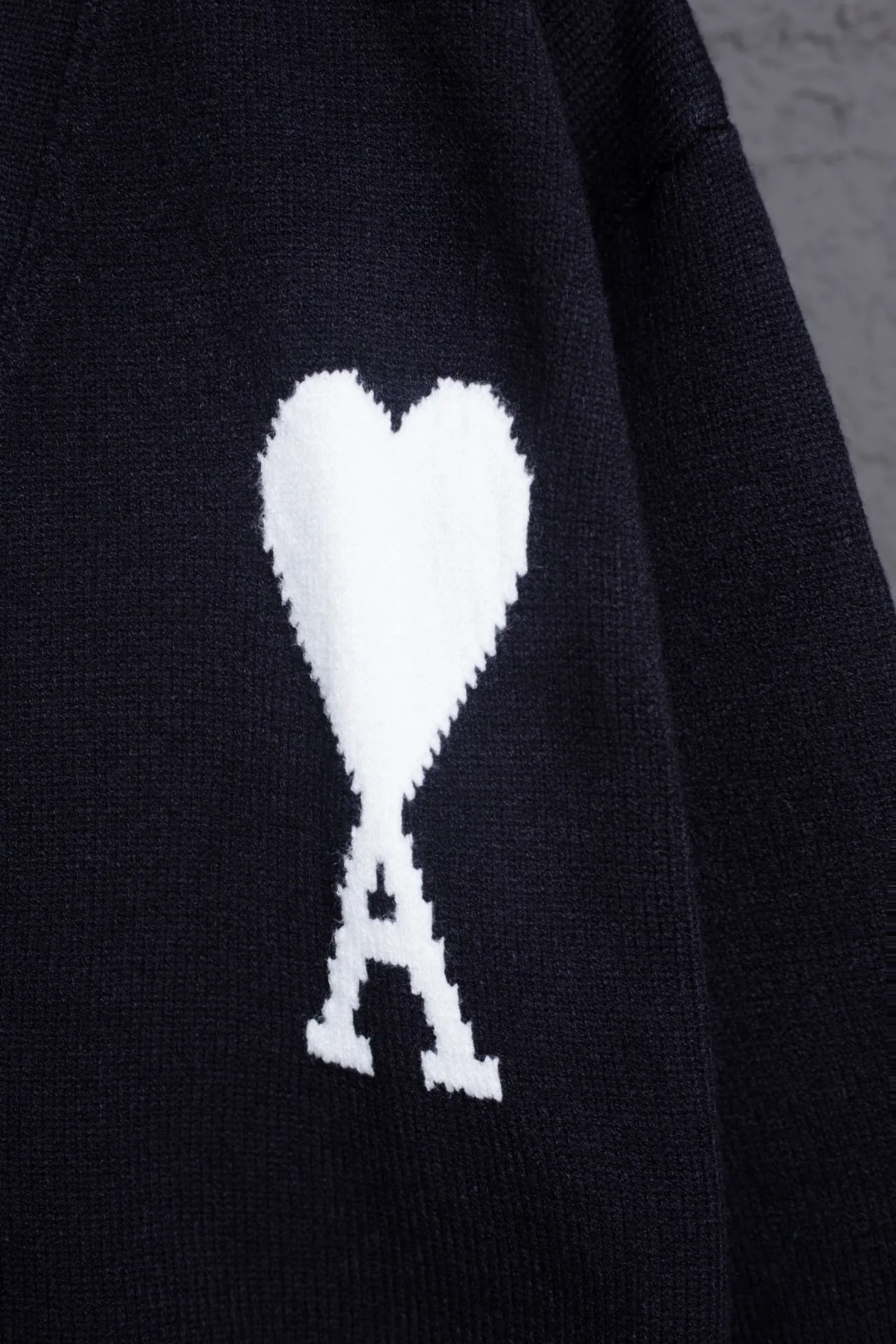 P186 Style No.: MQ802 AMI Classic Big Love Series Jacquard Cardigan Sweater Highest Version Supports Comparison Color: Black White Heart Size: S-XL