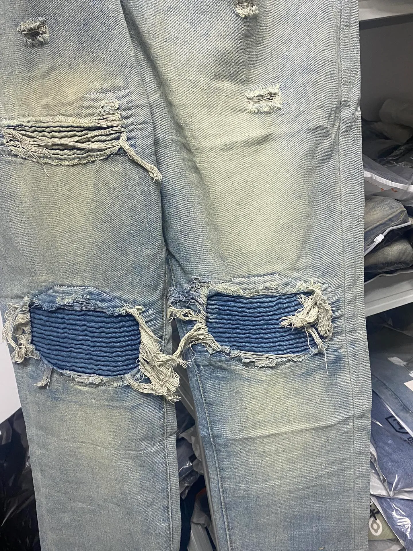 P180 amiri high street ripped patch jeans trousers amiri ripped tight stretch denim trousers amiri hot diamonds amiri is transliterated as Emil, which is the name of the founder. mikeamiri, the founder of amiri, grew up in Los Angeles, USA. He was influenced by the local street culture RO since he was a child, so he founded the amiri brand named after himself. A variety of trendy brand clothing meets the needs of different fashion players. Amiri clothing has novel and unique styles and is a well-known street brand in the United States. The styles and styles of many clothes are loved by many street photographers. The various clothing styles meet the dressing needs of different people, show their unique temperament, and show the trend of dressing. amiri's jeans are relatively famous. Not only do they have many styles, but the quality of the jeans is also very good. Many celebrities have also worn amiri brand jeans. Size: M-XXL