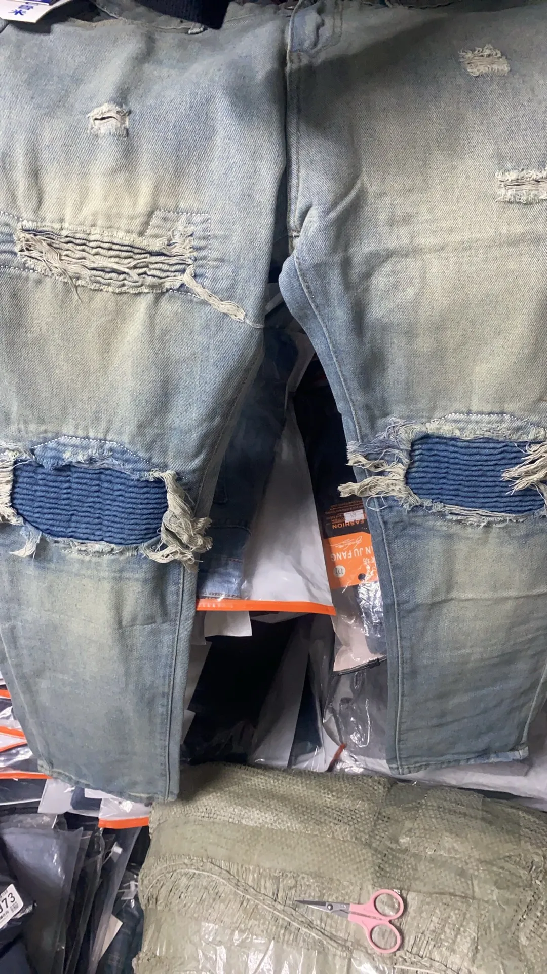 P180 amiri high street ripped patch jeans trousers amiri ripped tight stretch denim trousers amiri hot diamonds amiri is transliterated as Emil, which is the name of the founder. mikeamiri, the founder of amiri, grew up in Los Angeles, USA. He was influenced by the local street culture RO since he was a child, so he founded the amiri brand named after himself. A variety of trendy brand clothing meets the needs of different fashion players. Amiri clothing has novel and unique styles and is a well-known street brand in the United States. The styles and styles of many clothes are loved by many street photographers. The various clothing styles meet the dressing needs of different people, show their unique temperament, and show the trend of dressing. amiri's jeans are relatively famous. Not only do they have many styles, but the quality of the jeans is also very good. Many celebrities have also worn amiri brand jeans. Size: M-XXL