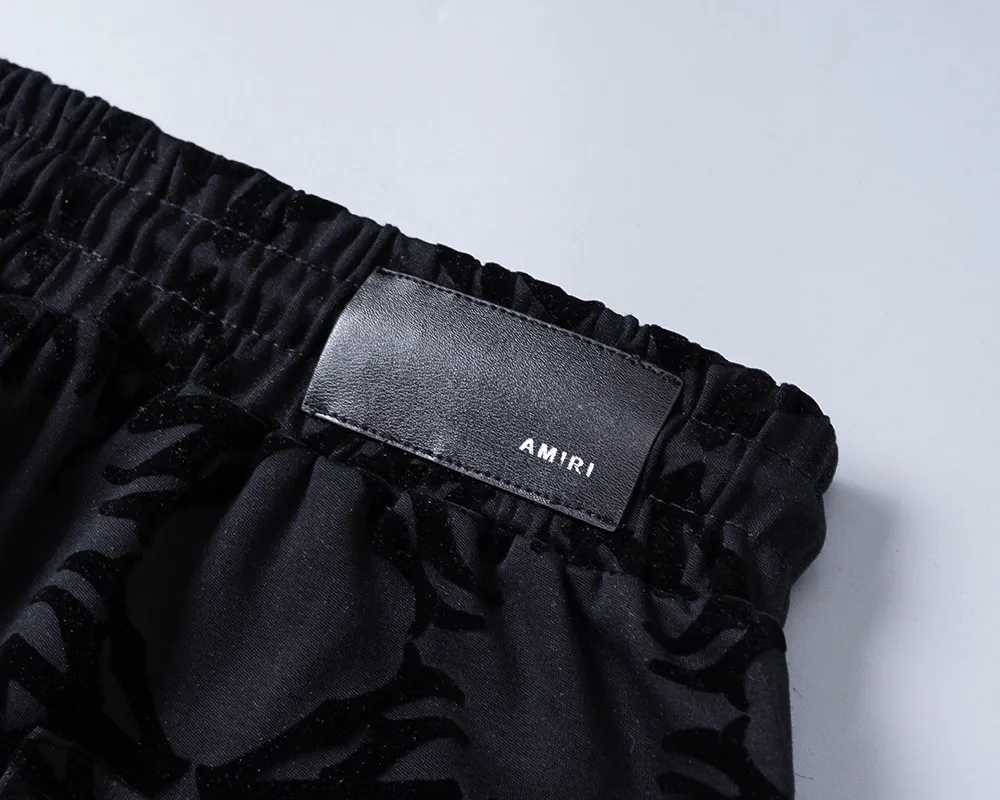 P140 Mili's new 2026 spring and summer men's casual shorts, with full-body flocking printing technology, fashionable and handsome style, comfortable fabrics, rigorous workmanship, and neat wiring. Good upper body effect·Size M-3XL black