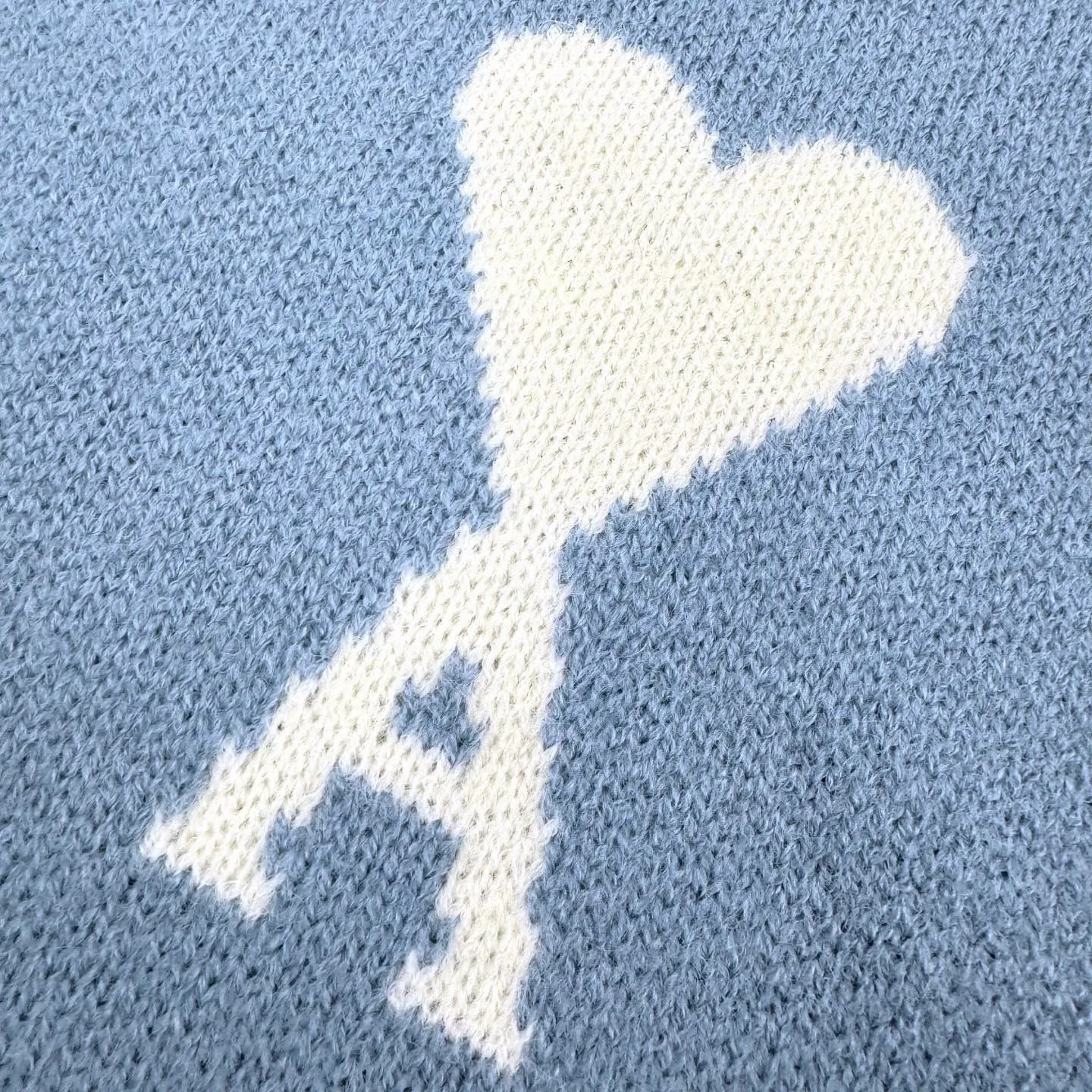 🅿️460 [Exclusive supply] Ami love jacquard crew neck sweater (blue). The original purchase was 4,900 and developed. The fabric is made of custom-woven and dyed luxurious Merino wool. It is soft, delicate and comfortable to the skin. It uses high-grade morning mist gray as the ink. The gentle riot of grayscale aesthetics. A contrasting love heart jumps on the chest. It quietly exudes its own charming halo. The brand is fully recognizable. The elegance and casualness of French fashion is the ultimate simplification of color. It also conveys the love and persistence of life. Meet the king of extreme simplicity and deserve to be versatile. It is made of jacquard tissue imported from Germany. The arrangement and interweaving of yarns are precisely controlled and carefully interwoven on the loom. The Ami love jacquard art pattern is inlaid. The fabric is more vivid and three-dimensional. The washing water of the garment is softened and deodorized. The clothes are deeply cleaned and deodorized through professional washing equipment and specific detergents to improve the feel and appearance of the clothes. Size:S-M-L-XL