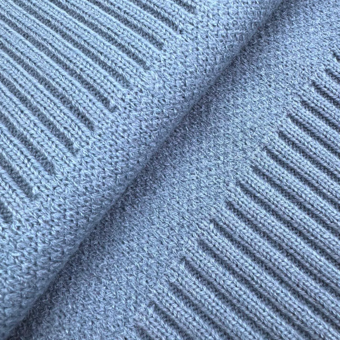 🅿️460 [Exclusive supply] Ami love jacquard crew neck sweater (blue). The original purchase was 4,900 and developed. The fabric is made of custom-woven and dyed luxurious Merino wool. It is soft, delicate and comfortable to the skin. It uses high-grade morning mist gray as the ink. The gentle riot of grayscale aesthetics. A contrasting love heart jumps on the chest. It quietly exudes its own charming halo. The brand is fully recognizable. The elegance and casualness of French fashion is the ultimate simplification of color. It also conveys the love and persistence of life. Meet the king of extreme simplicity and deserve to be versatile. It is made of jacquard tissue imported from Germany. The arrangement and interweaving of yarns are precisely controlled and carefully interwoven on the loom. The Ami love jacquard art pattern is inlaid. The fabric is more vivid and three-dimensional. The washing water of the garment is softened and deodorized. The clothes are deeply cleaned and deodorized through professional washing equipment and specific detergents to improve the feel and appearance of the clothes. Size:S-M-L-XL