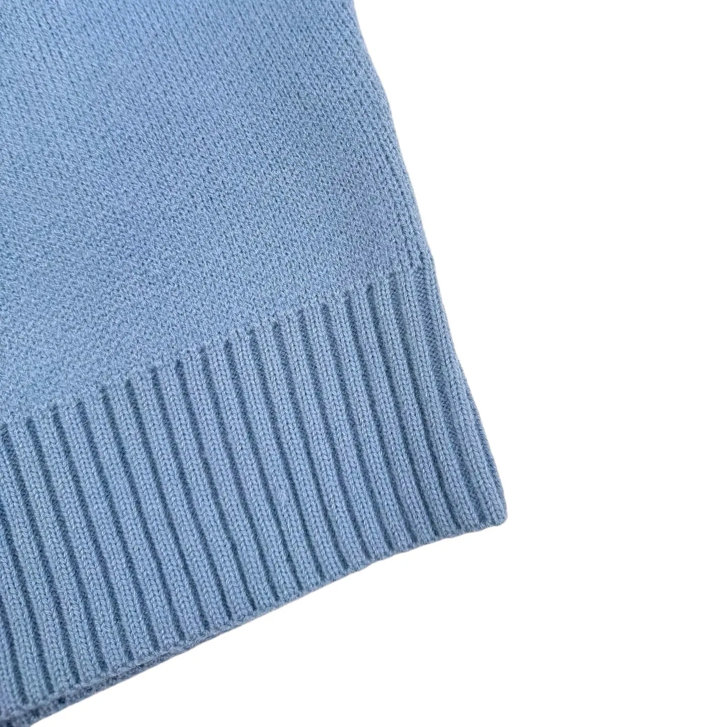 🅿️460 [Exclusive supply] Ami love jacquard crew neck sweater (blue). The original purchase was 4,900 and developed. The fabric is made of custom-woven and dyed luxurious Merino wool. It is soft, delicate and comfortable to the skin. It uses high-grade morning mist gray as the ink. The gentle riot of grayscale aesthetics. A contrasting love heart jumps on the chest. It quietly exudes its own charming halo. The brand is fully recognizable. The elegance and casualness of French fashion is the ultimate simplification of color. It also conveys the love and persistence of life. Meet the king of extreme simplicity and deserve to be versatile. It is made of jacquard tissue imported from Germany. The arrangement and interweaving of yarns are precisely controlled and carefully interwoven on the loom. The Ami love jacquard art pattern is inlaid. The fabric is more vivid and three-dimensional. The washing water of the garment is softened and deodorized. The clothes are deeply cleaned and deodorized through professional washing equipment and specific detergents to improve the feel and appearance of the clothes. Size:S-M-L-XL