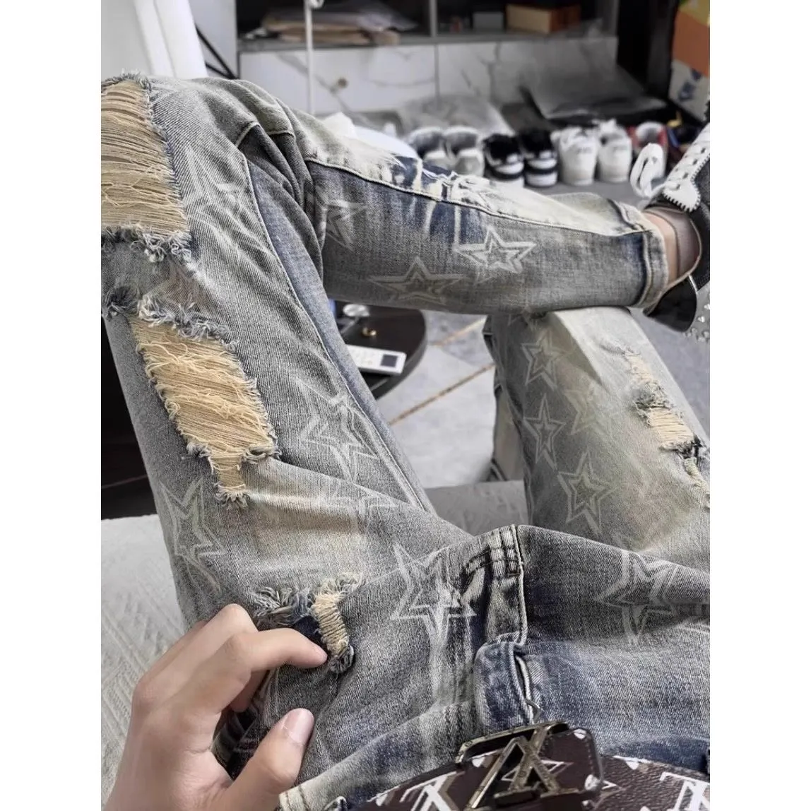 #M60 P168💰 AMIRI patch embroidery jeans trousers AMIRI high street basic ripped tight elastic jeans trousers amiri brand jeans break the production process and cutting of the original jeans, the fabrics are softer and more comfortable Hand-sewn collar label Customized logo buttons Genuine leather tag Color: Picture color Size: 30-32-34-36