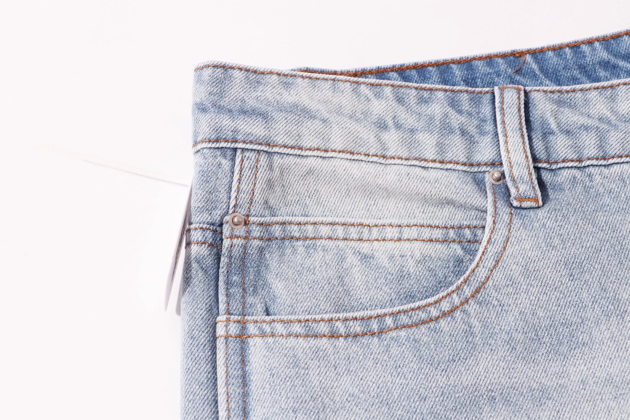 P260 Style number: H917 AMIRI & AMIRI 2025 new heavy-duty embroidered lettering logging pants for couples, washed jeans, top ceiling quality, styles with different washed textures, very friendly to people with thin legs and thick legs, straight and slim fit, very flattering leg shape, moderate length that never goes out of style, easy and casual to match, basic styling for various styles, a must-have in the wardrobe! The fabric is stiff but also makes the upper body soft without losing texture. The washing process is even more perfect. It is a must-have item for everyone! ! ! Washed wheat, hang tag, pants label, three labels complete Color: blue Size: 30, 32, 34, 36