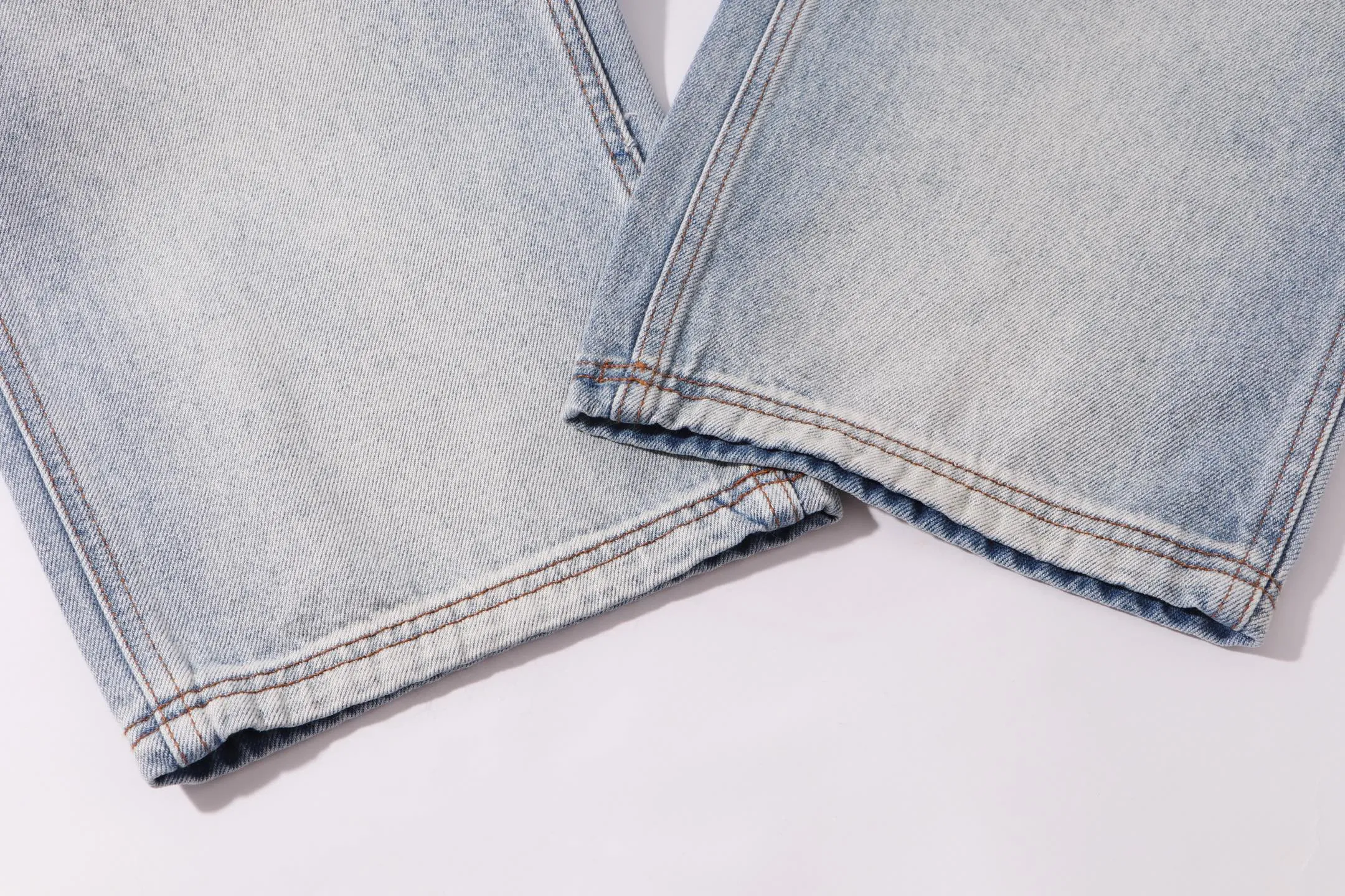 P260 Style number: H917 AMIRI & AMIRI 2025 new heavy-duty embroidered lettering logging pants for couples, washed jeans, top ceiling quality, styles with different washed textures, very friendly to people with thin legs and thick legs, straight and slim fit, very flattering leg shape, moderate length that never goes out of style, easy and casual to match, basic styling for various styles, a must-have in the wardrobe! The fabric is stiff but also makes the upper body soft without losing texture. The washing process is even more perfect. It is a must-have item for everyone! ! ! Washed wheat, hang tag, pants label, three labels complete Color: blue Size: 30, 32, 34, 36