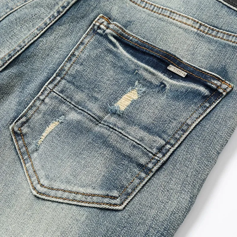 #N10 P246💰 (Top version) AMIRI hot high street jeans slim fit stretch washed knife cut trousers men's fashion AMIRI amiri is transliterated as Emil, which is the name of the founder. Mike Amiri, the founder of amiri, grew up in Los Angeles, USA. He was influenced by local street culture and Punk Rock since childhood, so he founded the amiri brand named after himself. A variety of trendy clothing meets the needs of different trendy players. Amiri clothing has novel and unique styles and is a well-known street brand in the United States. The styles and styles of many clothes are loved by many street photographers. The various clothing styles meet the dressing needs of different people, show their unique temperament, and show the trend of dressing. amiri's jeans are relatively famous. Not only do they have many styles, but the quality of the jeans is also very good. Many celebrities have also worn amiri brand jeans. Color: Picture color Size: 28, 30, 32, 34, 36 28 30 32 34 36 Waist 71 76 81 86 91 Qianlang 26.5 27.5 28.5 29.5 30.5 Hou Lang 37 38 39 40 41 Foot 14 14.8 15.6 16.4 17.2 Foreign Minister 100 102 104 106 107