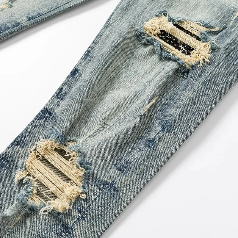 #N10 P246💰 (Top version) AMIRI hot high street jeans slim fit stretch washed knife cut trousers men's fashion AMIRI amiri is transliterated as Emil, which is the name of the founder. Mike Amiri, the founder of amiri, grew up in Los Angeles, USA. He was influenced by local street culture and Punk Rock since childhood, so he founded the amiri brand named after himself. A variety of trendy clothing meets the needs of different trendy players. Amiri clothing has novel and unique styles and is a well-known street brand in the United States. The styles and styles of many clothes are loved by many street photographers. The various clothing styles meet the dressing needs of different people, show their unique temperament, and show the trend of dressing. amiri's jeans are relatively famous. Not only do they have many styles, but the quality of the jeans is also very good. Many celebrities have also worn amiri brand jeans. Color: Picture color Size: 28, 30, 32, 34, 36 28 30 32 34 36 Waist 71 76 81 86 91 Qianlang 26.5 27.5 28.5 29.5 30.5 Hou Lang 37 38 39 40 41 Foot 14 14.8 15.6 16.4 17.2 Foreign Minister 100 102 104 106 107