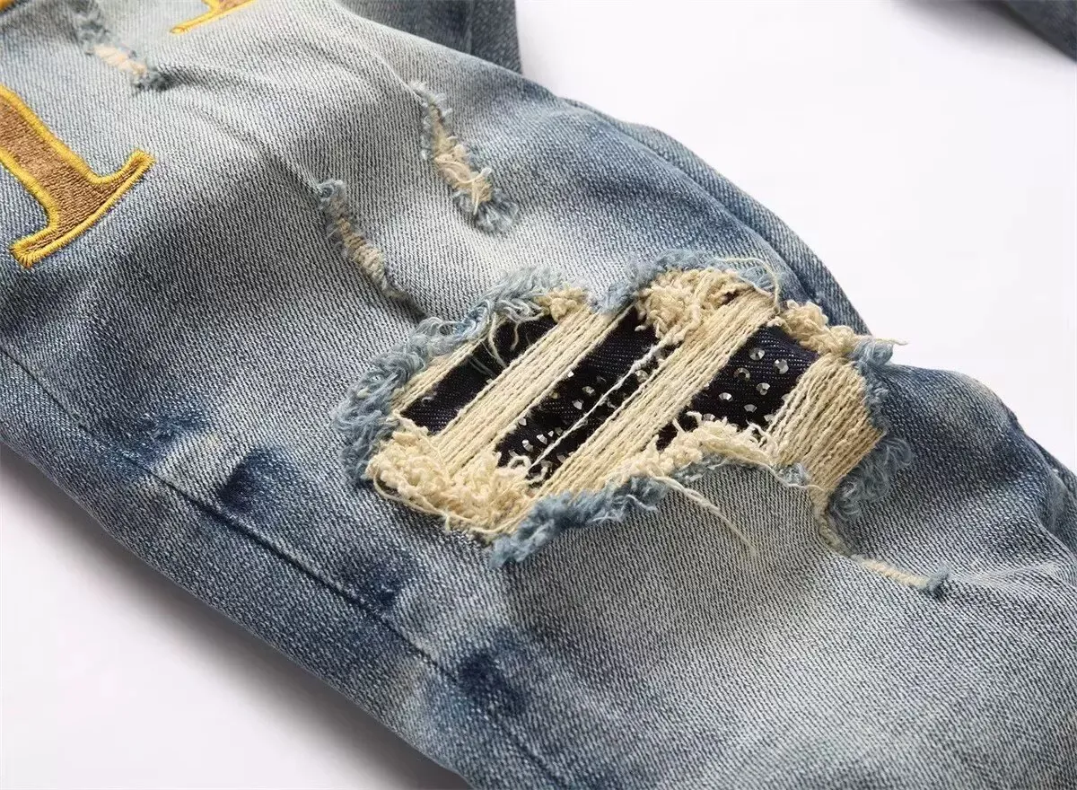 #N10 P246💰 (Top version) AMIRI hot high street jeans slim fit stretch washed knife cut trousers men's fashion AMIRI amiri is transliterated as Emil, which is the name of the founder. Mike Amiri, the founder of amiri, grew up in Los Angeles, USA. He was influenced by local street culture and Punk Rock since childhood, so he founded the amiri brand named after himself. A variety of trendy clothing meets the needs of different trendy players. Amiri clothing has novel and unique styles and is a well-known street brand in the United States. The styles and styles of many clothes are loved by many street photographers. The various clothing styles meet the dressing needs of different people, show their unique temperament, and show the trend of dressing. amiri's jeans are relatively famous. Not only do they have many styles, but the quality of the jeans is also very good. Many celebrities have also worn amiri brand jeans. Color: Picture color Size: 28, 30, 32, 34, 36 28 30 32 34 36 Waist 71 76 81 86 91 Qianlang 26.5 27.5 28.5 29.5 30.5 Hou Lang 37 38 39 40 41 Foot 14 14.8 15.6 16.4 17.2 Foreign Minister 100 102 104 106 107