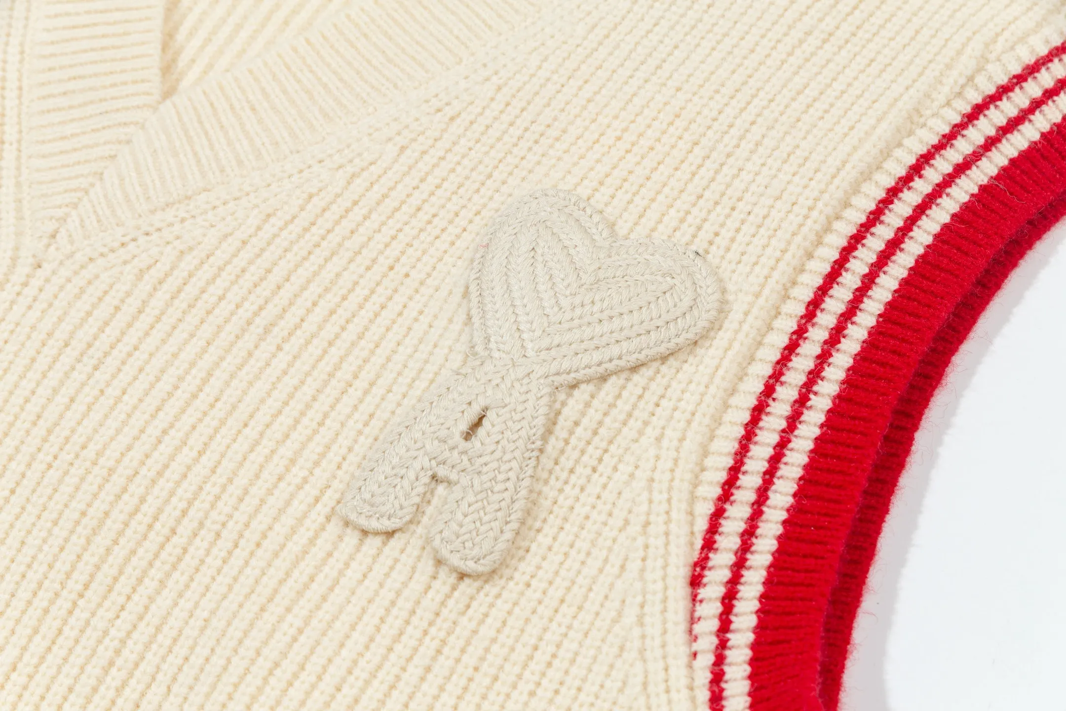 A8188# AMI Paris 2025 Autumn and Winter New Arrival Woven ADC Striped V-neck Pullover Vest Love Text Logo Sheep Knitted Sweater Bottoming Vest High Weight Oversize Version Same Style for Men and Women Color: Baolan Apricot Code Number: S-XL