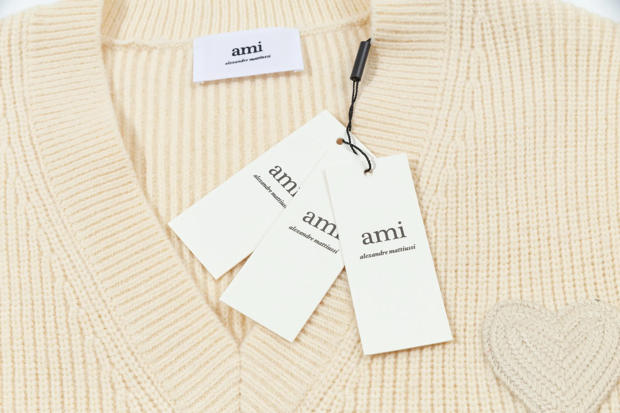 A8188# AMI Paris 2025 Autumn and Winter New Arrival Woven ADC Striped V-neck Pullover Vest Love Text Logo Sheep Knitted Sweater Bottoming Vest High Weight Oversize Version Same Style for Men and Women Color: Baolan Apricot Code Number: S-XL