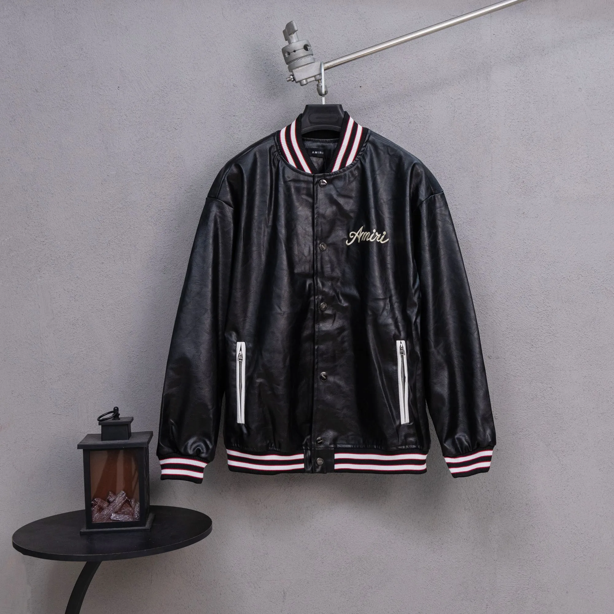 P420 AMIRI catwalk style all-leather baseball jacket. I ordered the original model and took a month to finally ship it. I love it so much. The upper body is really cool. A Douyin blogger said that this year's new jacket will become a future trend. If you look through street photos, you will find that celebrities regard it as a collectible jacket, a must-have item for men and women who want light luxury for commuting. Developing the highest version on the entire network, it took 1 month to customize and the cost was extremely high. The German imported flat-machine made custom-woven wool jacquard threads, using the first layer of imported lambskin. The pleated texture is unparalleled. It is hand-cut and meticulously crafted. The stitching position is very technical. Whether the whole garment is good or not depends on this position. Top-notch workmanship and details can stand the test. A full set of customized accessories, the letters are clear and perfectly restored without any difference. High-end atmosphere and full grade! The entire dress is exclusively customized with heavy craftsmanship. The towel patch embroidery is perfectly combined with craft embroidery and precise stitching! Absolute craftsmanship quality! Size: M L XL XXL