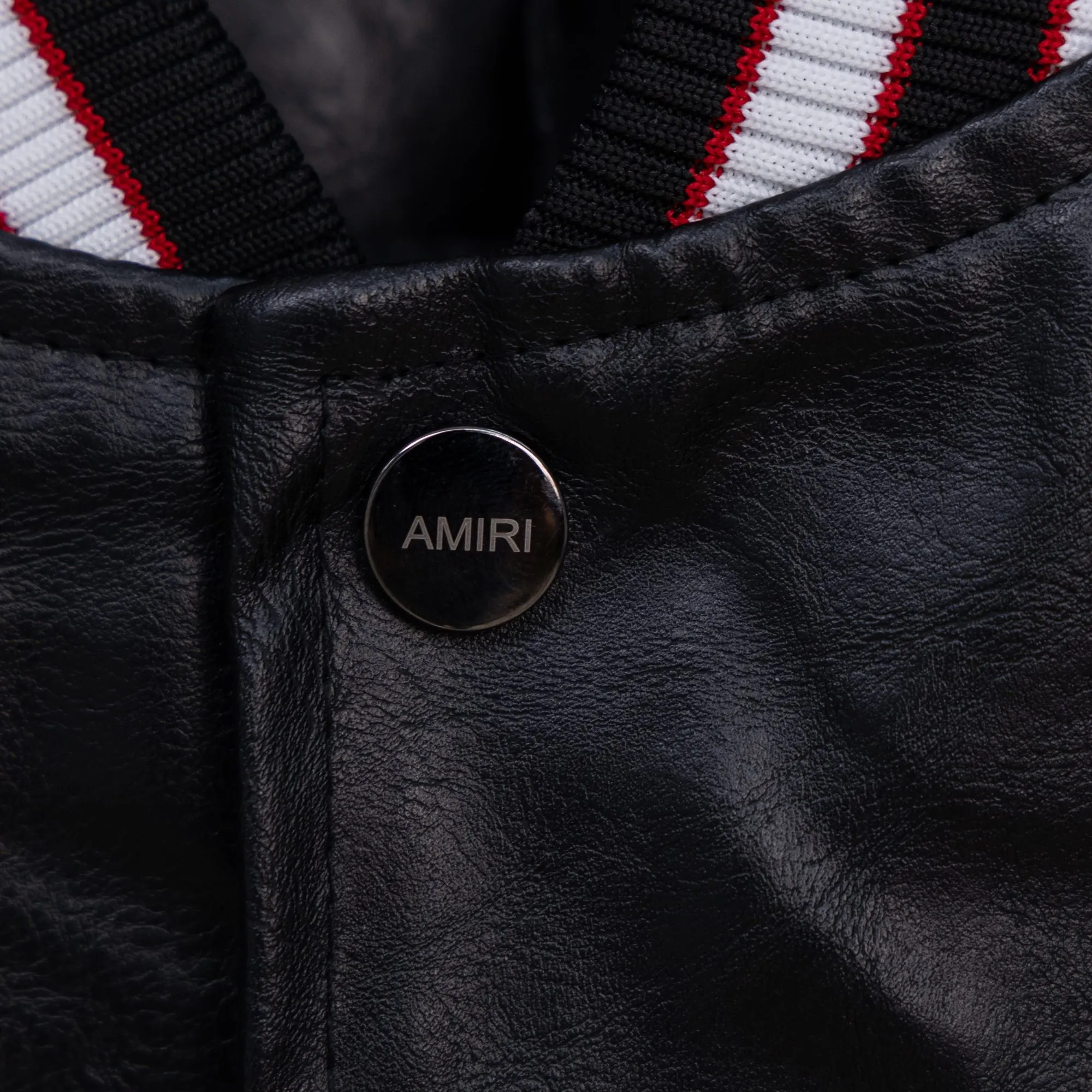 P420 AMIRI catwalk style all-leather baseball jacket. I ordered the original model and took a month to finally ship it. I love it so much. The upper body is really cool. A Douyin blogger said that this year's new jacket will become a future trend. If you look through street photos, you will find that celebrities regard it as a collectible jacket, a must-have item for men and women who want light luxury for commuting. Developing the highest version on the entire network, it took 1 month to customize and the cost was extremely high. The German imported flat-machine made custom-woven wool jacquard threads, using the first layer of imported lambskin. The pleated texture is unparalleled. It is hand-cut and meticulously crafted. The stitching position is very technical. Whether the whole garment is good or not depends on this position. Top-notch workmanship and details can stand the test. A full set of customized accessories, the letters are clear and perfectly restored without any difference. High-end atmosphere and full grade! The entire dress is exclusively customized with heavy craftsmanship. The towel patch embroidery is perfectly combined with craft embroidery and precise stitching! Absolute craftsmanship quality! Size: M L XL XXL