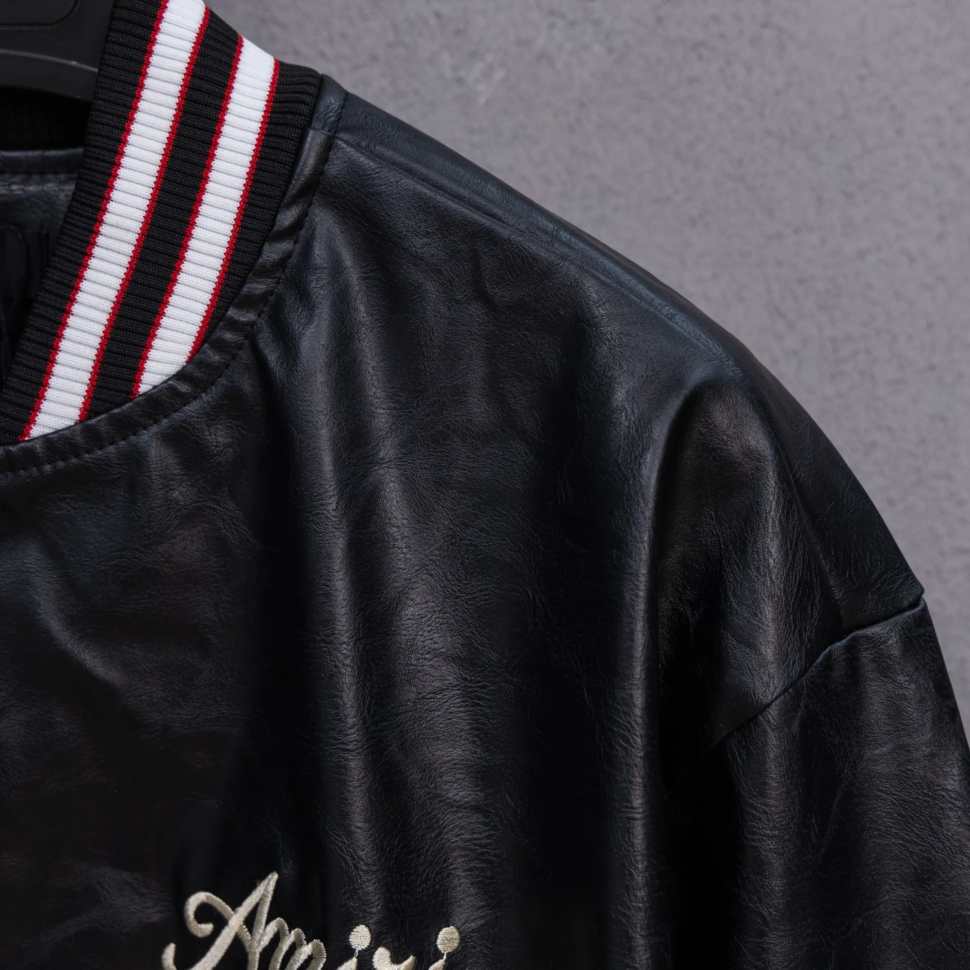 P420 AMIRI catwalk style all-leather baseball jacket. I ordered the original model and took a month to finally ship it. I love it so much. The upper body is really cool. A Douyin blogger said that this year's new jacket will become a future trend. If you look through street photos, you will find that celebrities regard it as a collectible jacket, a must-have item for men and women who want light luxury for commuting. Developing the highest version on the entire network, it took 1 month to customize and the cost was extremely high. The German imported flat-machine made custom-woven wool jacquard threads, using the first layer of imported lambskin. The pleated texture is unparalleled. It is hand-cut and meticulously crafted. The stitching position is very technical. Whether the whole garment is good or not depends on this position. Top-notch workmanship and details can stand the test. A full set of customized accessories, the letters are clear and perfectly restored without any difference. High-end atmosphere and full grade! The entire dress is exclusively customized with heavy craftsmanship. The towel patch embroidery is perfectly combined with craft embroidery and precise stitching! Absolute craftsmanship quality! Size: M L XL XXL