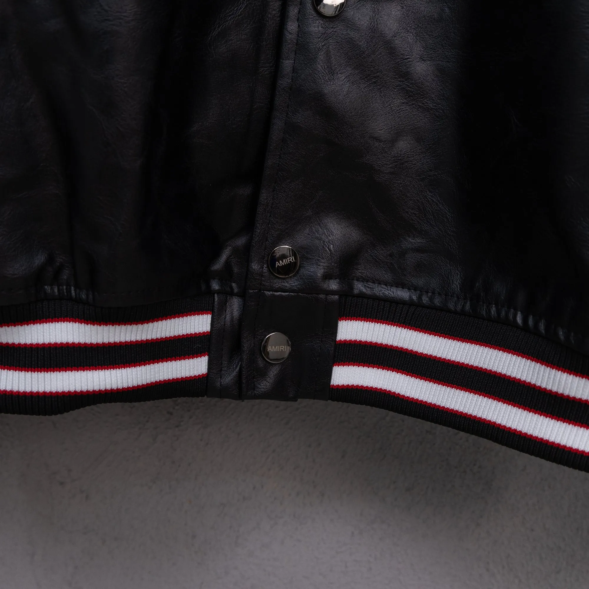 P420 AMIRI catwalk style all-leather baseball jacket. I ordered the original model and took a month to finally ship it. I love it so much. The upper body is really cool. A Douyin blogger said that this year's new jacket will become a future trend. If you look through street photos, you will find that celebrities regard it as a collectible jacket, a must-have item for men and women who want light luxury for commuting. Developing the highest version on the entire network, it took 1 month to customize and the cost was extremely high. The German imported flat-machine made custom-woven wool jacquard threads, using the first layer of imported lambskin. The pleated texture is unparalleled. It is hand-cut and meticulously crafted. The stitching position is very technical. Whether the whole garment is good or not depends on this position. Top-notch workmanship and details can stand the test. A full set of customized accessories, the letters are clear and perfectly restored without any difference. High-end atmosphere and full grade! The entire dress is exclusively customized with heavy craftsmanship. The towel patch embroidery is perfectly combined with craft embroidery and precise stitching! Absolute craftsmanship quality! Size: M L XL XXL