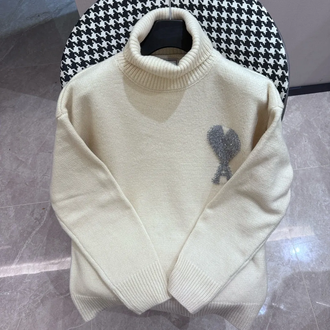 🅿️370 AMI Paris Ami 24 new round neck knitted pullover turtleneck sweater for autumn and winter. The brand's classic love contrast silver thread logo decoration is simple and big-name. It is high-end and versatile. The loose fit makes the upper body slim and not unflattering. The upper body of wool blended fabric is soft, comfortable and not prickly. Wear a coat as an inner layer. It is simply perfect. Recommended for daily outings and leisure.
