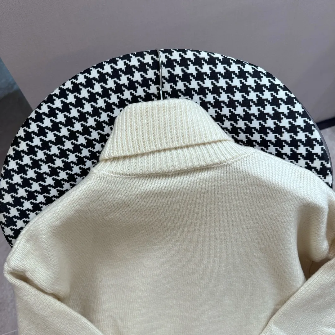 🅿️370 AMI Paris Ami 24 new round neck knitted pullover turtleneck sweater for autumn and winter. The brand's classic love contrast silver thread logo decoration is simple and big-name. It is high-end and versatile. The loose fit makes the upper body slim and not unflattering. The upper body of wool blended fabric is soft, comfortable and not prickly. Wear a coat as an inner layer. It is simply perfect. Recommended for daily outings and leisure.