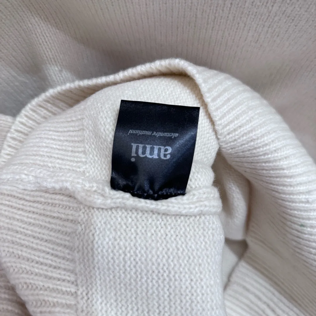 🅿️370 AMI Paris Ami 24 new round neck knitted pullover turtleneck sweater for autumn and winter. The brand's classic love contrast silver thread logo decoration is simple and big-name. It is high-end and versatile. The loose fit makes the upper body slim and not unflattering. The upper body of wool blended fabric is soft, comfortable and not prickly. Wear a coat as an inner layer. It is simply perfect. Recommended for daily outings and leisure.