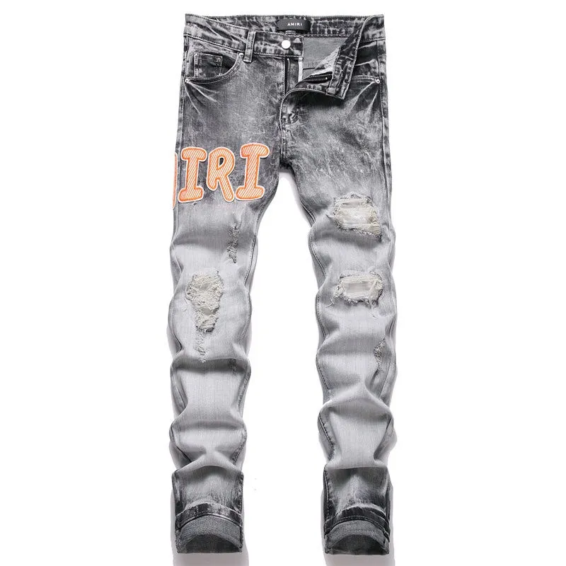 P180 Top replica AMIRI splash-ink medal patch embroidered jeans trousers AMIRI high street basic ripped tight stretch jeans trousers Amiriamiri is transliterated as Emil, which is the name of the founder. Mike Amiri, the founder of amiri, grew up in Los Angeles, USA. He was influenced by the local street culture Rock since he was a child, so he founded the amiri brand named after himself. A variety of trendy brand clothing meets the needs of different fashion players. Amiri clothing has novel and unique styles and is a well-known street brand in the United States. Many of its styles and styles are loved by many street photographers. Various clothing styles meet the needs of different people, show their unique temperament, and show the trend of dressing. amiri's jeans are relatively famous. Not only do they have many styles, but the quality of the jeans is also very good. Many celebrities have also worn amiri brand jeans.  The jeans of the amiri brand break through the production process and cutting of the original jeans. The fabrics are relatively soft and comfortable, and are not as hard as some jeans, which can irritate the skin and cause the skin to bleed when worn. Los Angeles trendy brand Amiri's jeans are made with great detail from tailoring to texture, adding wrinkles, bullet holes, damage and other details to add to the trendiness of the jeans. You can choose the style that suits you according to your own needs. Only when you wear a suitable style can you have a certain sense of fashion.  In recent years, high street has become a word that appears more and more frequently in men's clothing. High street style has also become an important direction for everyone's matching. High street related items are basically inseparable from oversize or off-shoulder tops. The lower body is matched with trackpants or tight-fitting denim. In my opinion, the most representative one is perhaps annihilation. Color; picture color Size: m l xl xxl