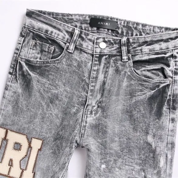 P180 Top replica AMIRI splash-ink medal patch embroidered jeans trousers AMIRI high street basic ripped tight stretch jeans trousers Amiriamiri is transliterated as Emil, which is the name of the founder. Mike Amiri, the founder of amiri, grew up in Los Angeles, USA. He was influenced by the local street culture Rock since he was a child, so he founded the amiri brand named after himself. A variety of trendy brand clothing meets the needs of different fashion players. Amiri clothing has novel and unique styles and is a well-known street brand in the United States. Many of its styles and styles are loved by many street photographers. Various clothing styles meet the needs of different people, show their unique temperament, and show the trend of dressing. amiri's jeans are relatively famous. Not only do they have many styles, but the quality of the jeans is also very good. Many celebrities have also worn amiri brand jeans.  The jeans of the amiri brand break through the production process and cutting of the original jeans. The fabrics are relatively soft and comfortable, and are not as hard as some jeans, which can irritate the skin and cause the skin to bleed when worn. Los Angeles trendy brand Amiri's jeans are made with great detail from tailoring to texture, adding wrinkles, bullet holes, damage and other details to add to the trendiness of the jeans. You can choose the style that suits you according to your own needs. Only when you wear a suitable style can you have a certain sense of fashion.  In recent years, high street has become a word that appears more and more frequently in men's clothing. High street style has also become an important direction for everyone's matching. High street related items are basically inseparable from oversize or off-shoulder tops. The lower body is matched with trackpants or tight-fitting denim. In my opinion, the most representative one is perhaps annihilation. Color; picture color Size: m l xl xxl
