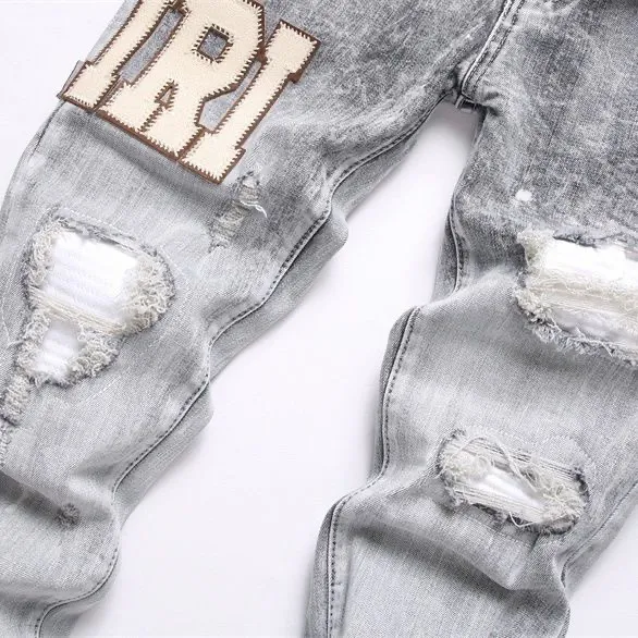 P180 Top replica AMIRI splash-ink medal patch embroidered jeans trousers AMIRI high street basic ripped tight stretch jeans trousers Amiriamiri is transliterated as Emil, which is the name of the founder. Mike Amiri, the founder of amiri, grew up in Los Angeles, USA. He was influenced by the local street culture Rock since he was a child, so he founded the amiri brand named after himself. A variety of trendy brand clothing meets the needs of different fashion players. Amiri clothing has novel and unique styles and is a well-known street brand in the United States. Many of its styles and styles are loved by many street photographers. Various clothing styles meet the needs of different people, show their unique temperament, and show the trend of dressing. amiri's jeans are relatively famous. Not only do they have many styles, but the quality of the jeans is also very good. Many celebrities have also worn amiri brand jeans.  The jeans of the amiri brand break through the production process and cutting of the original jeans. The fabrics are relatively soft and comfortable, and are not as hard as some jeans, which can irritate the skin and cause the skin to bleed when worn. Los Angeles trendy brand Amiri's jeans are made with great detail from tailoring to texture, adding wrinkles, bullet holes, damage and other details to add to the trendiness of the jeans. You can choose the style that suits you according to your own needs. Only when you wear a suitable style can you have a certain sense of fashion.  In recent years, high street has become a word that appears more and more frequently in men's clothing. High street style has also become an important direction for everyone's matching. High street related items are basically inseparable from oversize or off-shoulder tops. The lower body is matched with trackpants or tight-fitting denim. In my opinion, the most representative one is perhaps annihilation. Color; picture color Size: m l xl xxl