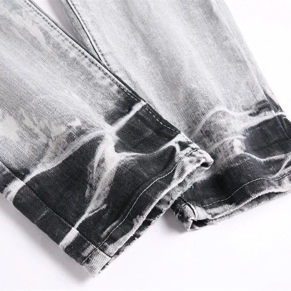 P180 Top replica AMIRI splash-ink medal patch embroidered jeans trousers AMIRI high street basic ripped tight stretch jeans trousers Amiriamiri is transliterated as Emil, which is the name of the founder. Mike Amiri, the founder of amiri, grew up in Los Angeles, USA. He was influenced by the local street culture Rock since he was a child, so he founded the amiri brand named after himself. A variety of trendy brand clothing meets the needs of different fashion players. Amiri clothing has novel and unique styles and is a well-known street brand in the United States. Many of its styles and styles are loved by many street photographers. Various clothing styles meet the needs of different people, show their unique temperament, and show the trend of dressing. amiri's jeans are relatively famous. Not only do they have many styles, but the quality of the jeans is also very good. Many celebrities have also worn amiri brand jeans.  The jeans of the amiri brand break through the production process and cutting of the original jeans. The fabrics are relatively soft and comfortable, and are not as hard as some jeans, which can irritate the skin and cause the skin to bleed when worn. Los Angeles trendy brand Amiri's jeans are made with great detail from tailoring to texture, adding wrinkles, bullet holes, damage and other details to add to the trendiness of the jeans. You can choose the style that suits you according to your own needs. Only when you wear a suitable style can you have a certain sense of fashion.  In recent years, high street has become a word that appears more and more frequently in men's clothing. High street style has also become an important direction for everyone's matching. High street related items are basically inseparable from oversize or off-shoulder tops. The lower body is matched with trackpants or tight-fitting denim. In my opinion, the most representative one is perhaps annihilation. Color; picture color Size: m l xl xxl