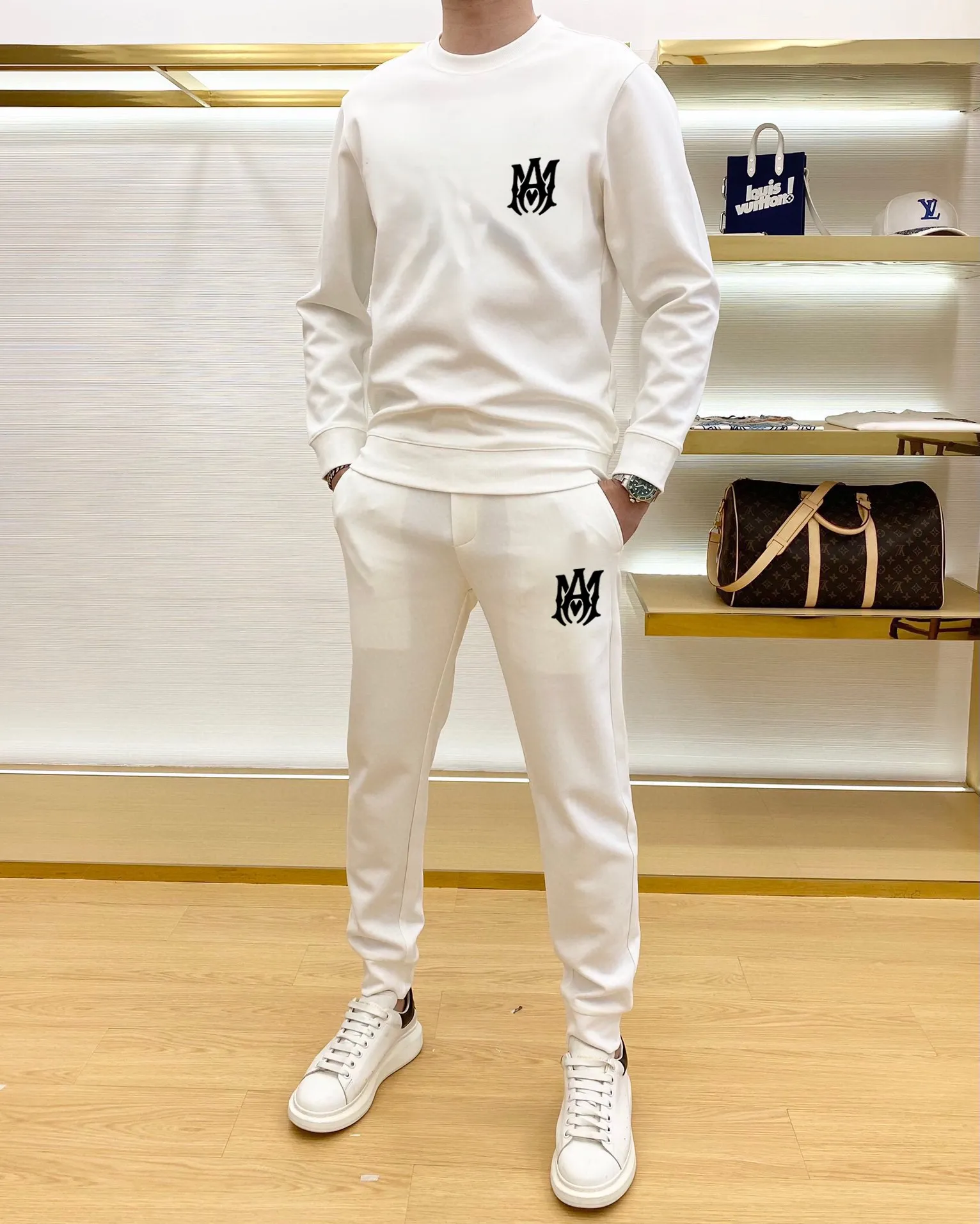 P360 AMIRI] (Gospel for Fatty) Hot-selling suit is coming. Focus on the original version of the official website. 2025 new hot-selling sweatshirt suit. The original order is the best product. It is the meticulous work of top designers. It has a fitting and perfect upper body effect. All-natural high-quality Roman cotton 100%, close-fitting comfort, noble and elegant! Original hardware embodies elegance and nobility! Counter size: M-5XL (maximum wear up to 220 pounds)
