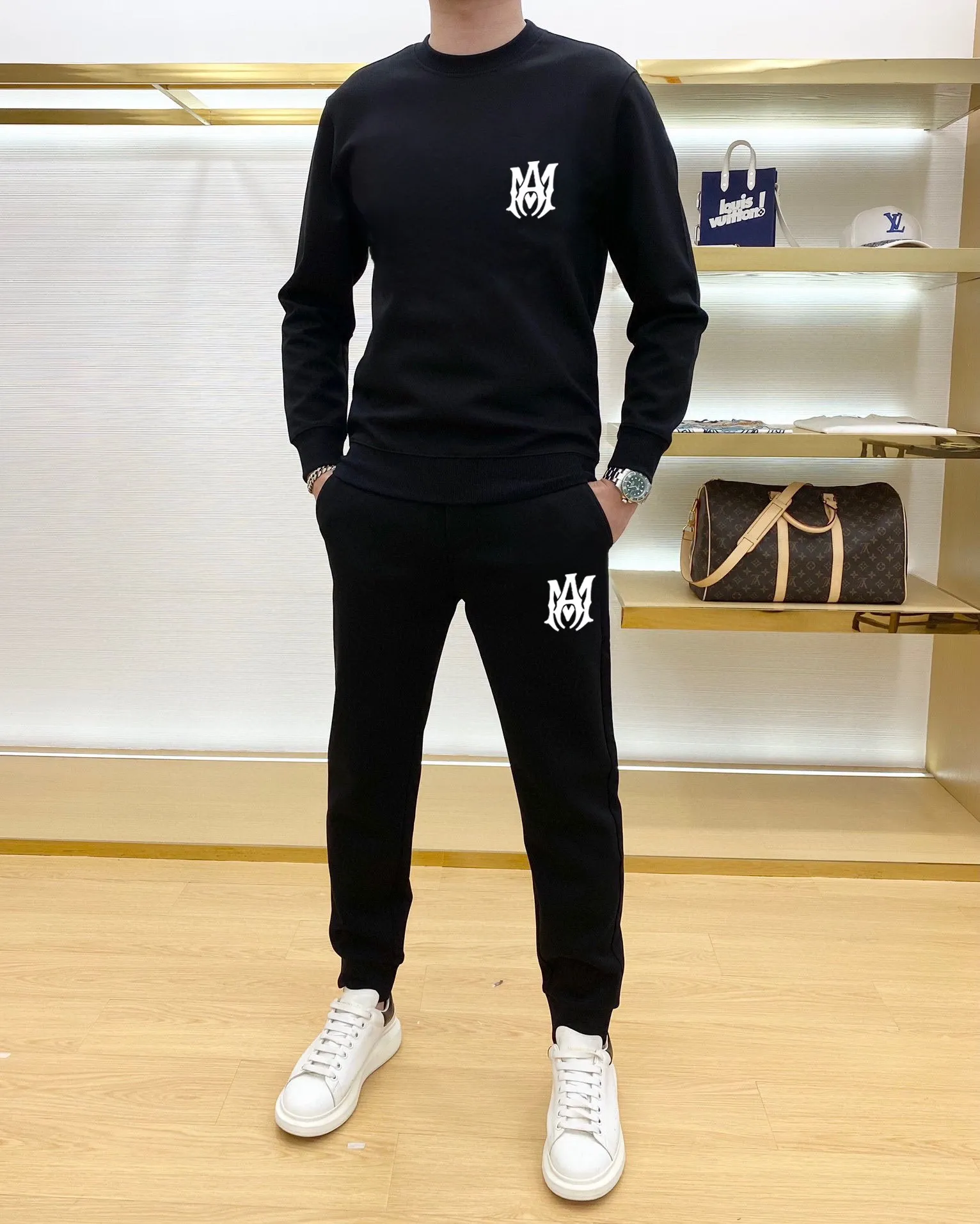 P360 AMIRI] (Gospel for Fatty) Hot-selling suit is coming. Focus on the original version of the official website. 2025 new hot-selling sweatshirt suit. The original order is the best product. It is the meticulous work of top designers. It has a fitting and perfect upper body effect. All-natural high-quality Roman cotton 100%, close-fitting comfort, noble and elegant! Original hardware embodies elegance and nobility! Counter size: M-5XL (maximum wear up to 220 pounds)
