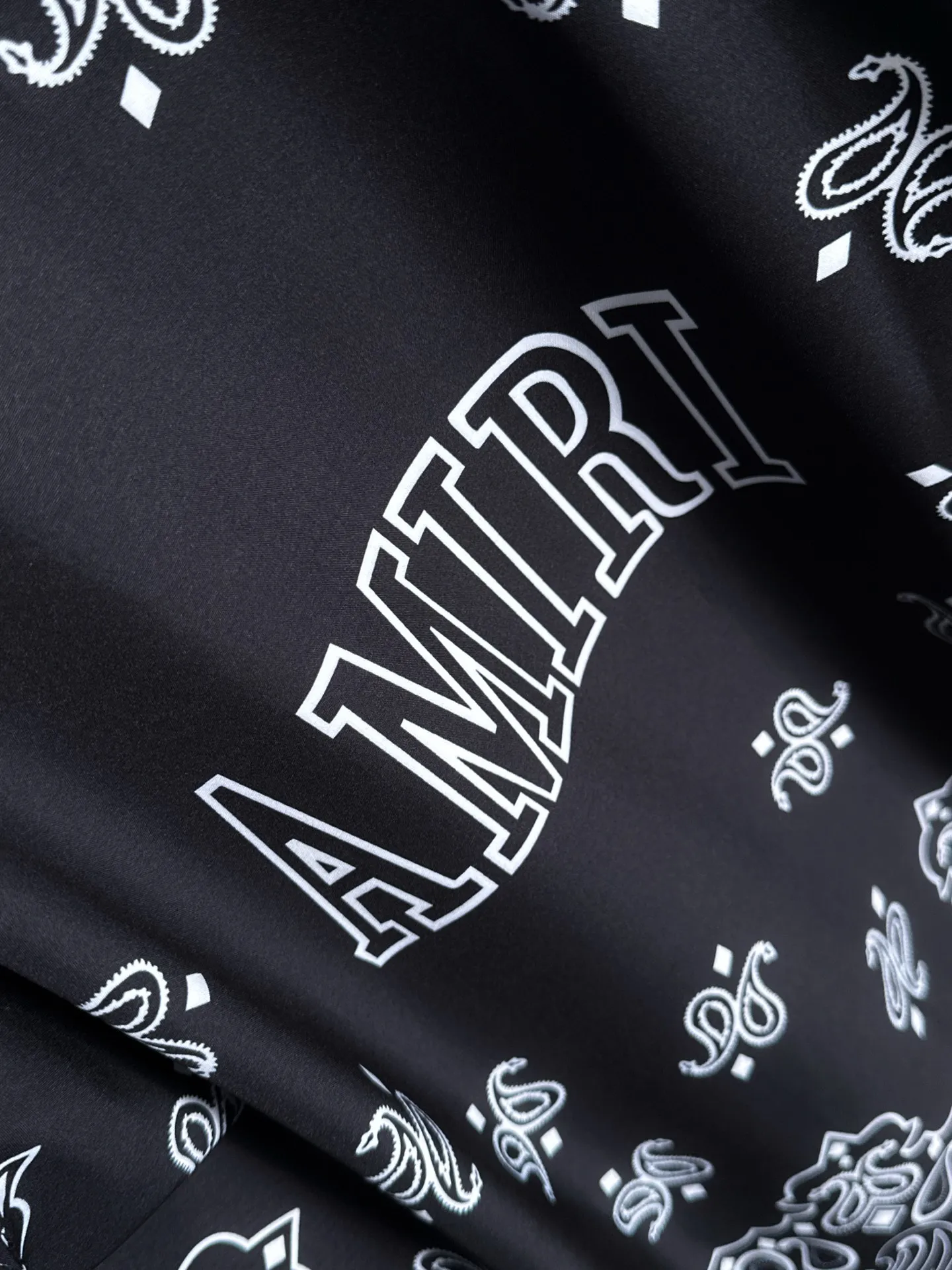 P360 AMIRI2025 summer classic LOGO design all-over printing suit, light and thin cotton full-body digital printing, made of high-quality polyester fiber fabric, breathable mesh lining is added to the pants, carefully created standard version, can be matched separately with clothes, versatile style for leisure time! The classic logo on the whole body is very eye-catching, showing a sense of luxury and style, becoming a classic and mainstream style that never goes out of style and is elegant! Extremely handsome, classic and heroic. Same style for men and women. Size: M-3XL (please note your height and weight when placing an order)