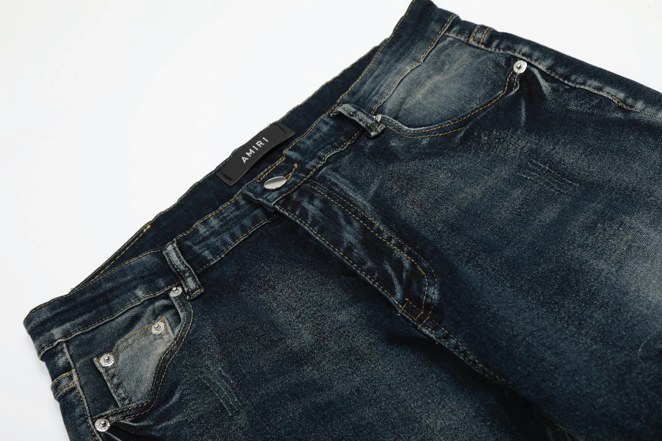 #M55 P168💰 AMIRI patch embroidery jeans trousers AMIRI high street basic ripped tight elastic jeans trousers amiri brand jeans break the production process and cutting of the original jeans, the fabrics are softer and more comfortable Hand-sewn collar label Customized logo buttons Genuine leather tag Color: Picture color Size: 30-32-34-36